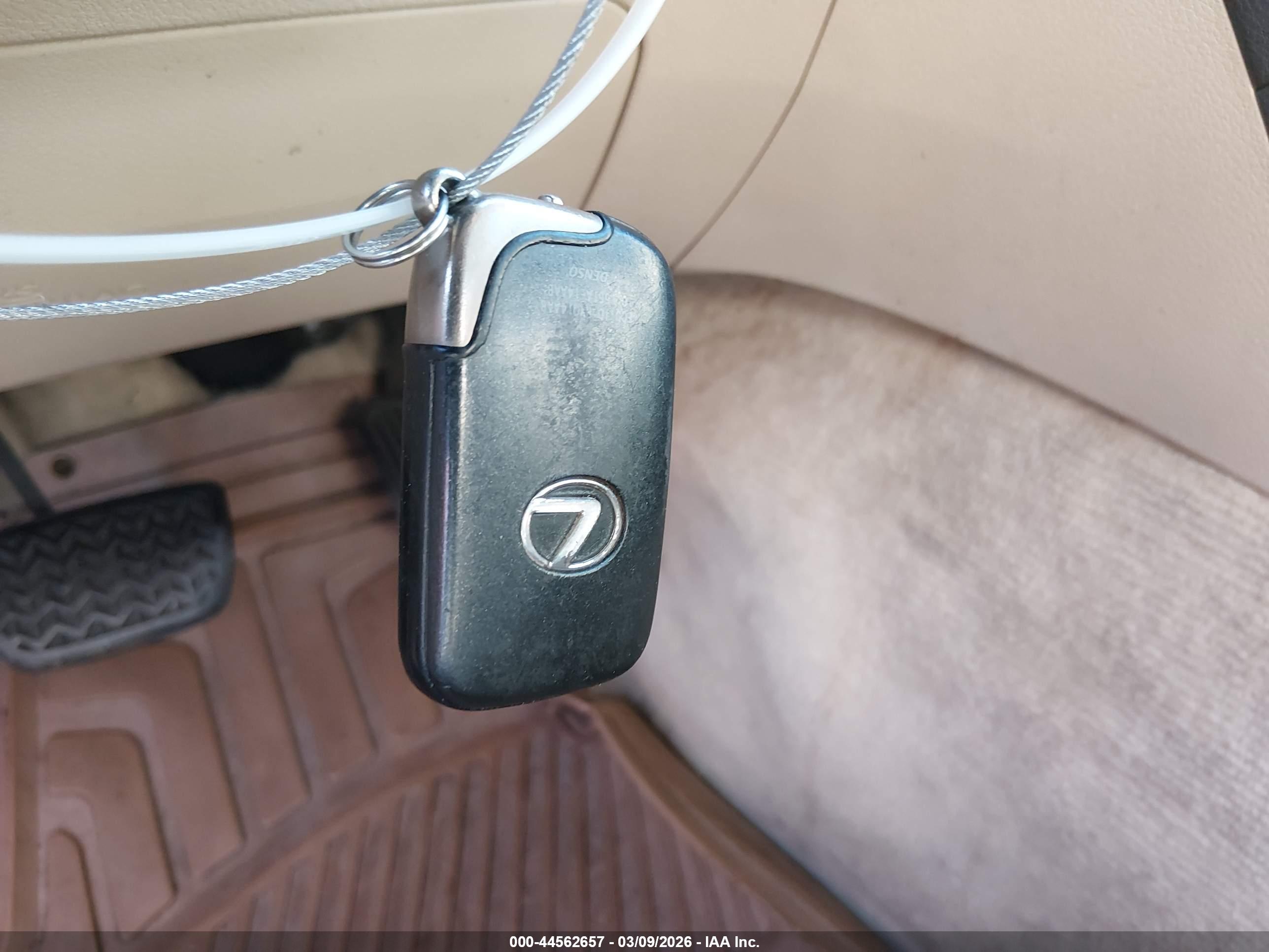 LEXUS ES image 11