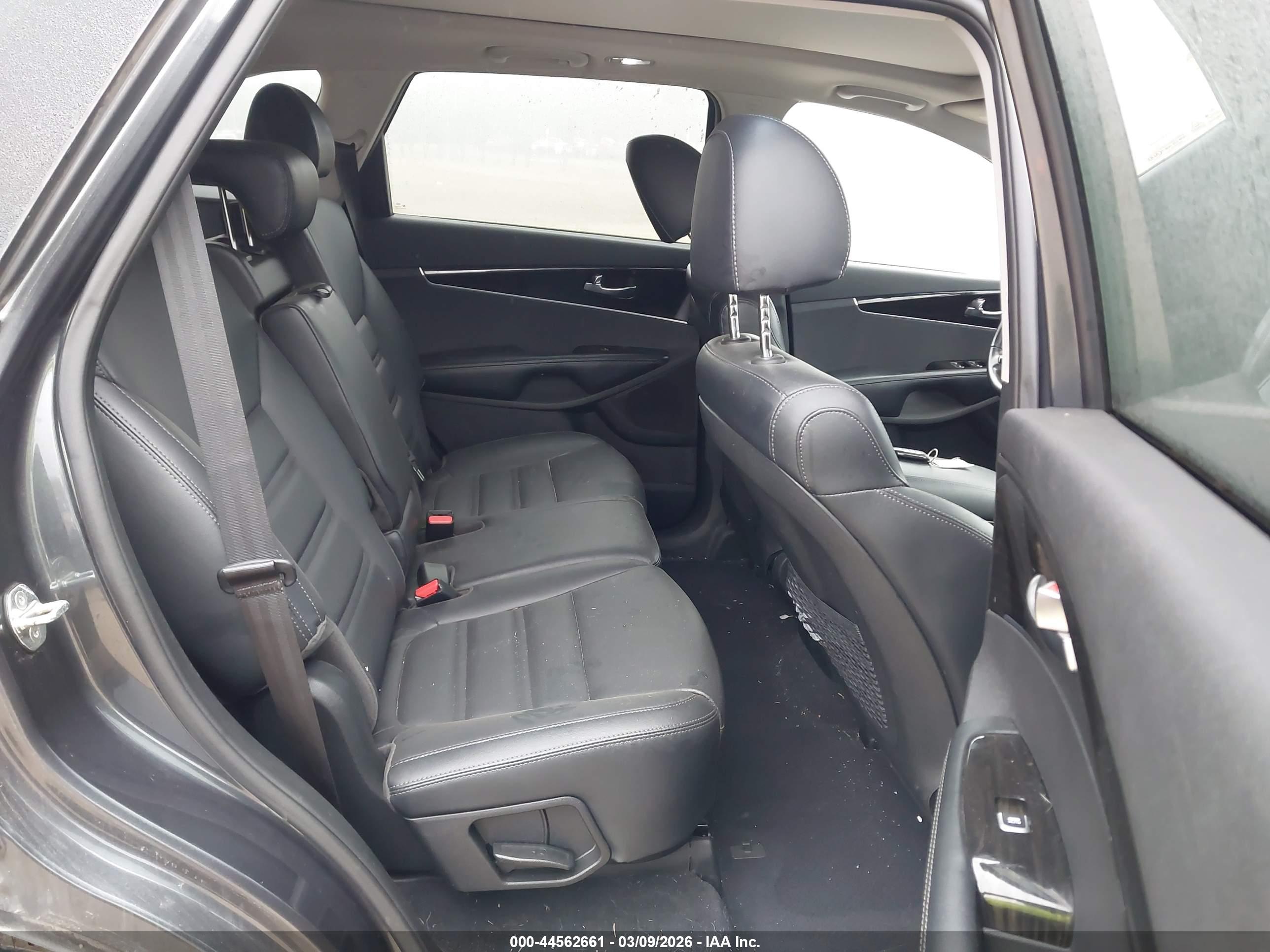 KIA SORENTO image 8