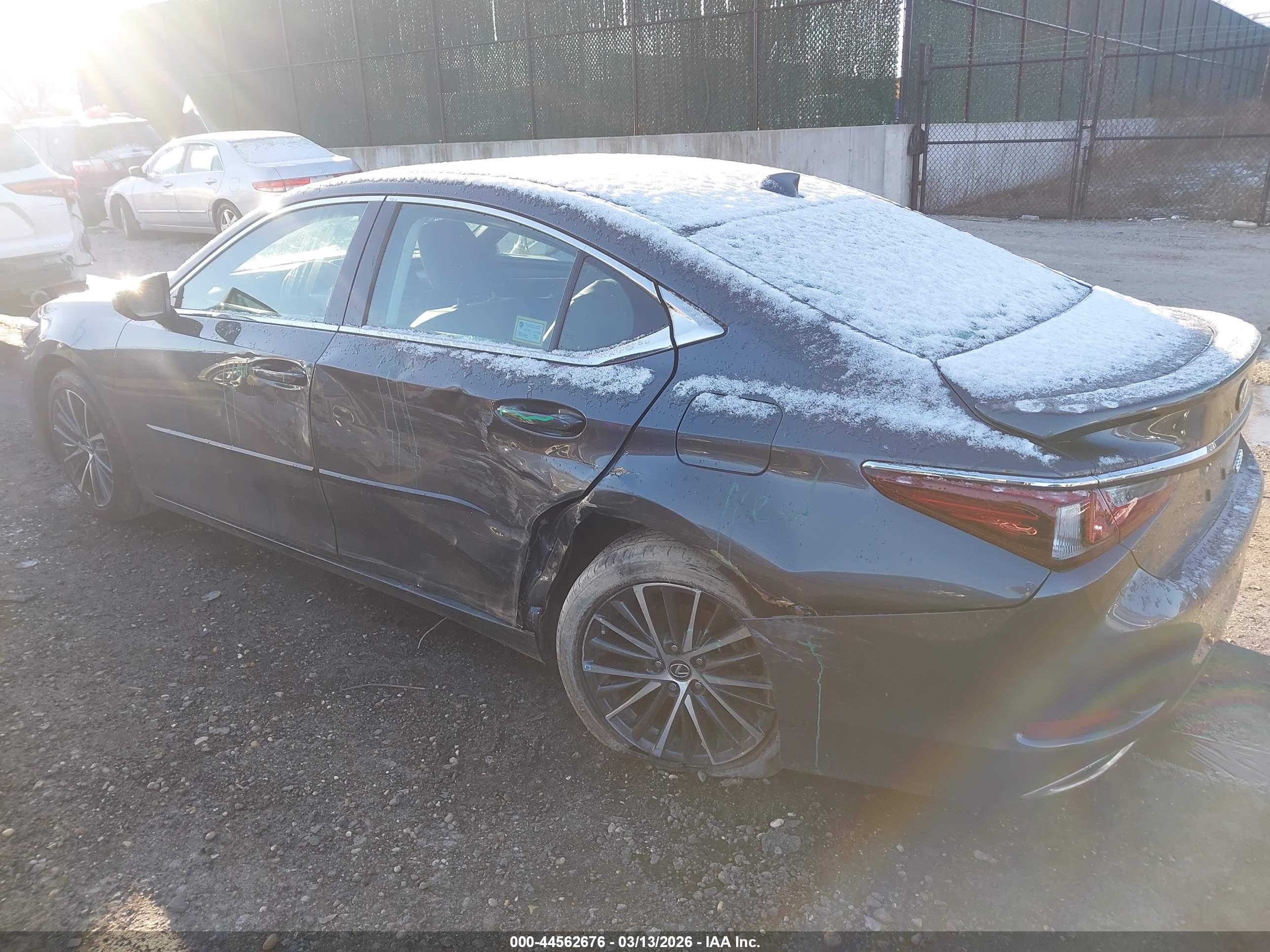 LEXUS ES image 3