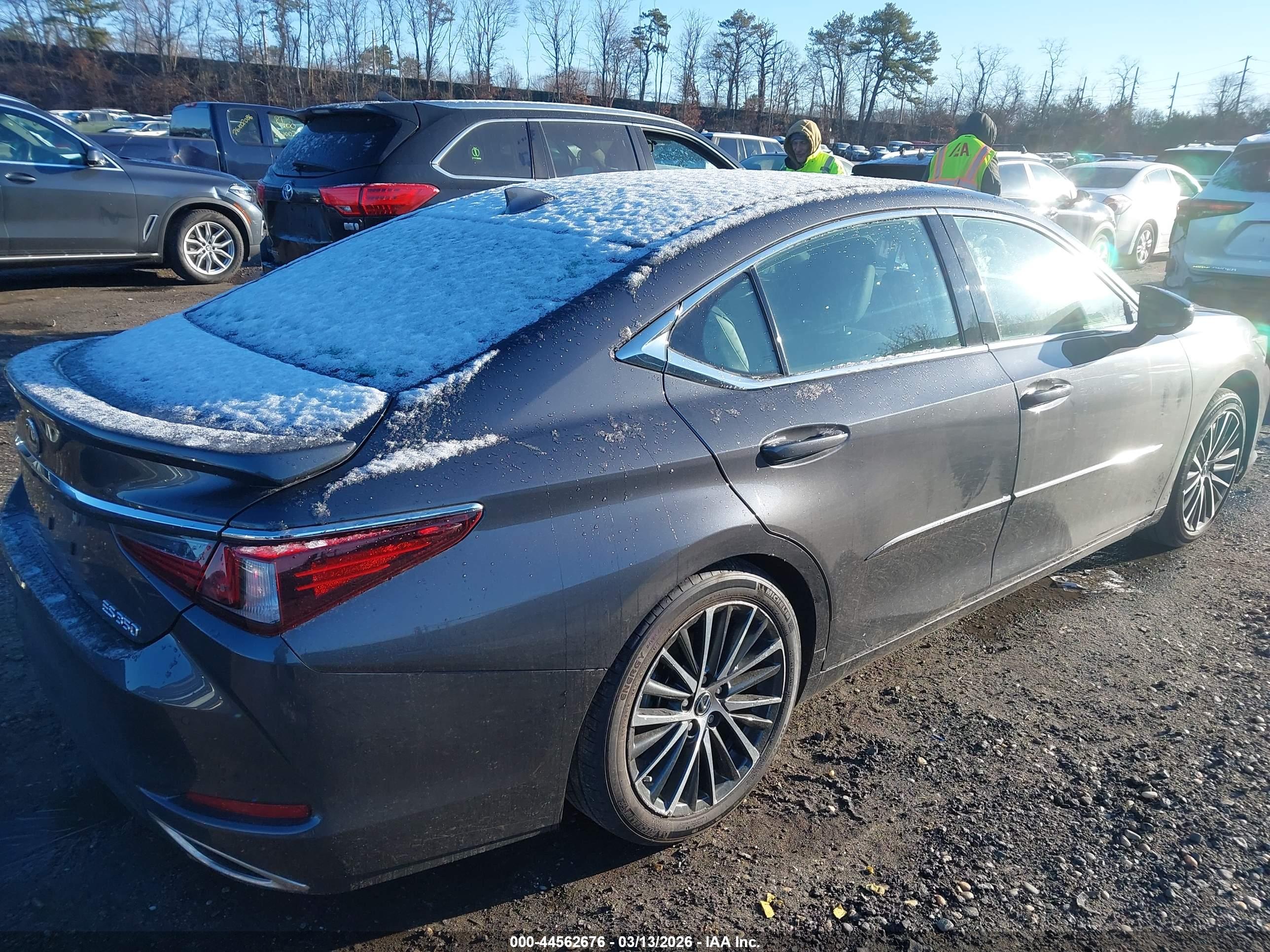 LEXUS ES image 4