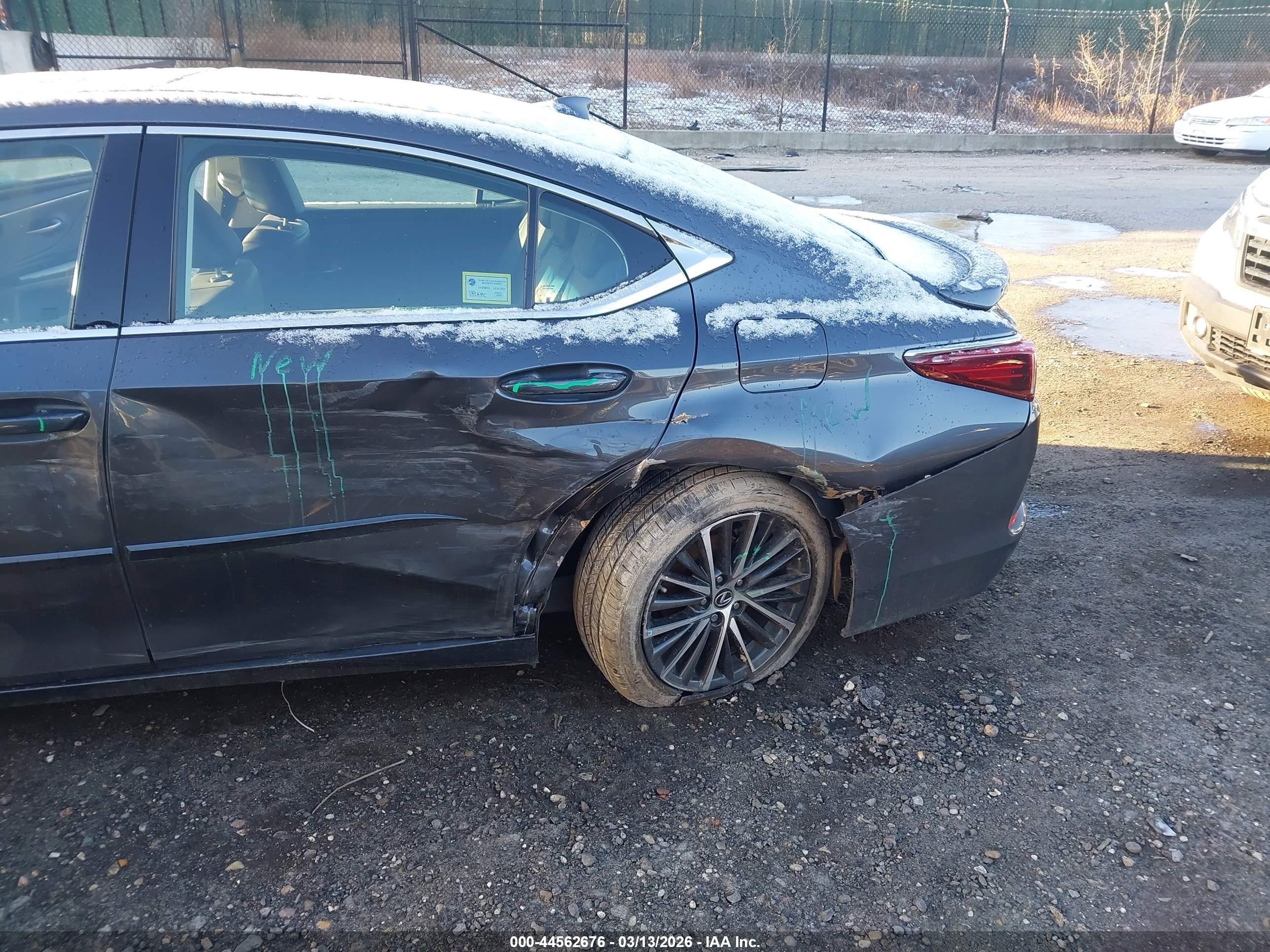 LEXUS ES image 6