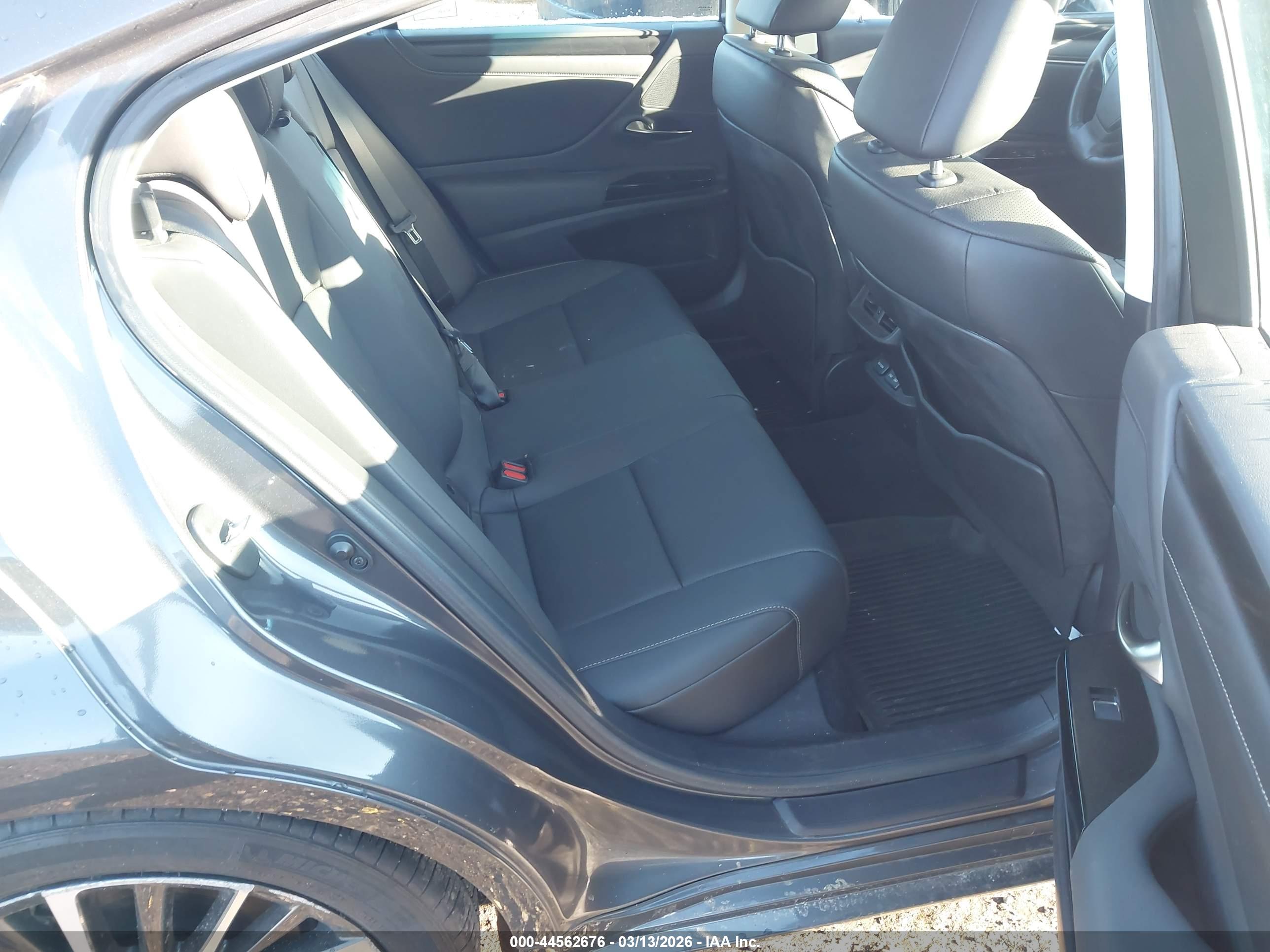 LEXUS ES image 8