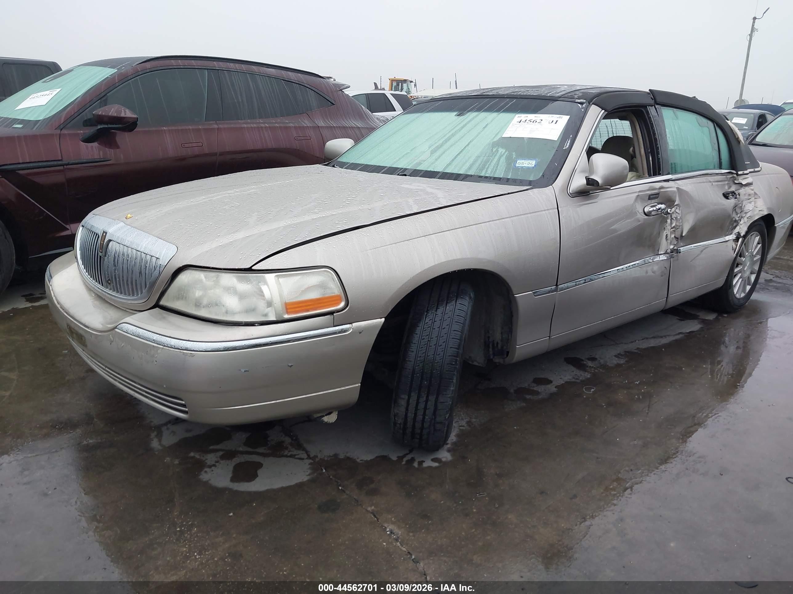 LINCOLN TOWN image 2