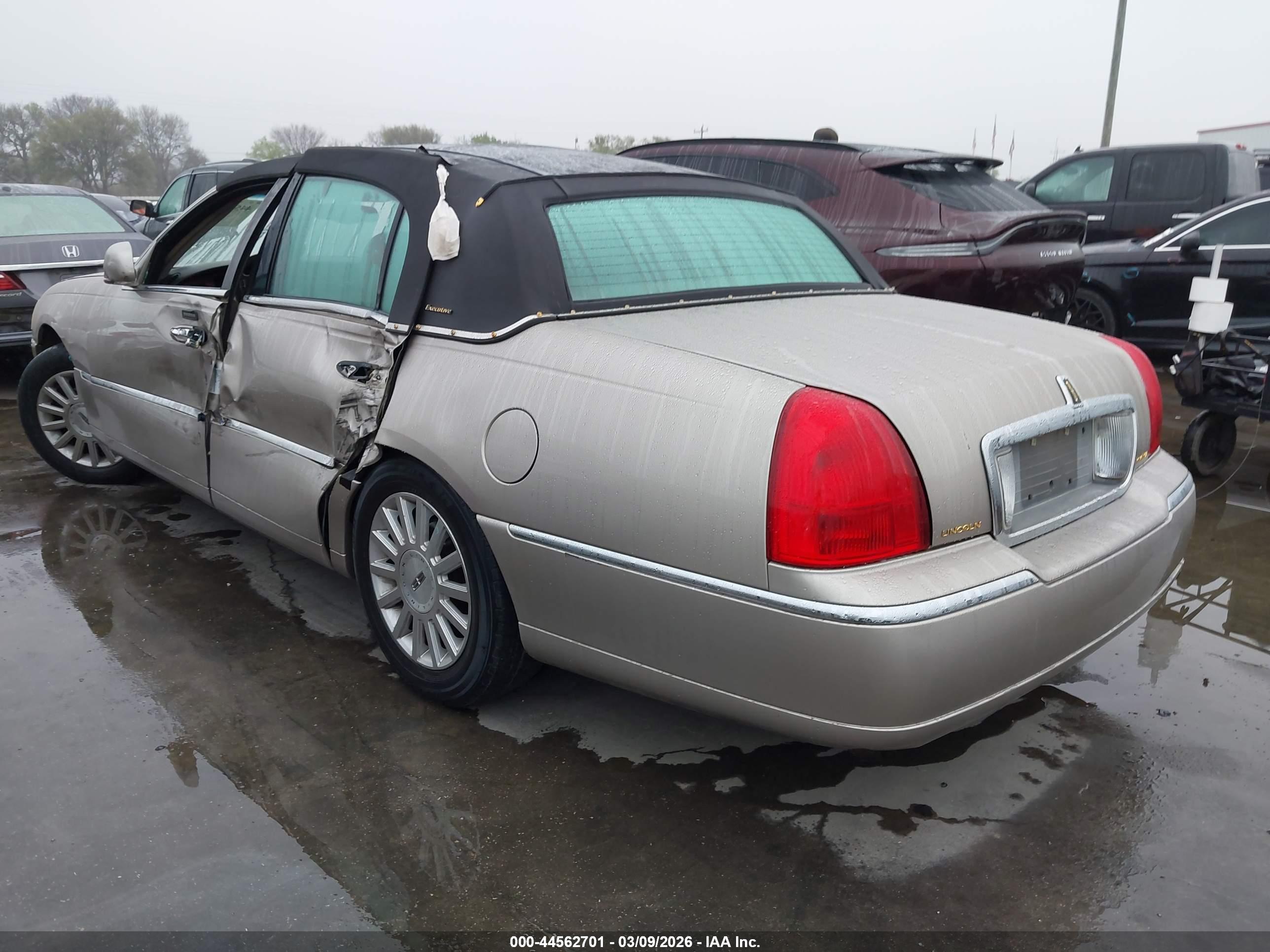 LINCOLN TOWN image 3