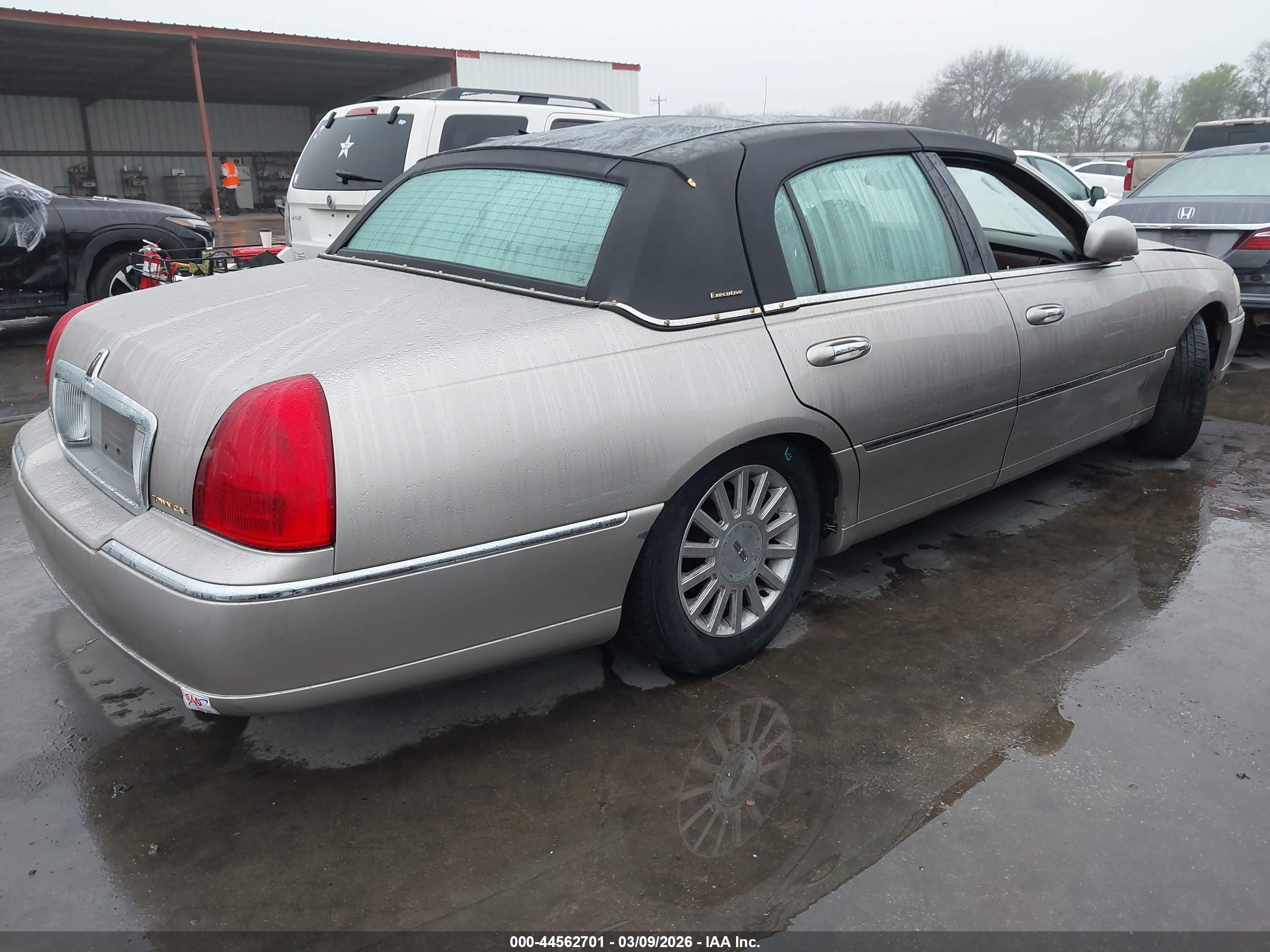 LINCOLN TOWN image 4