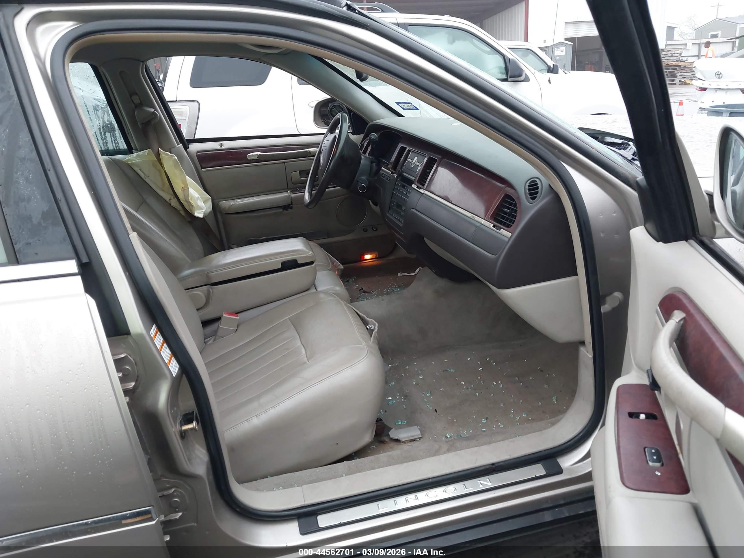 LINCOLN TOWN image 5