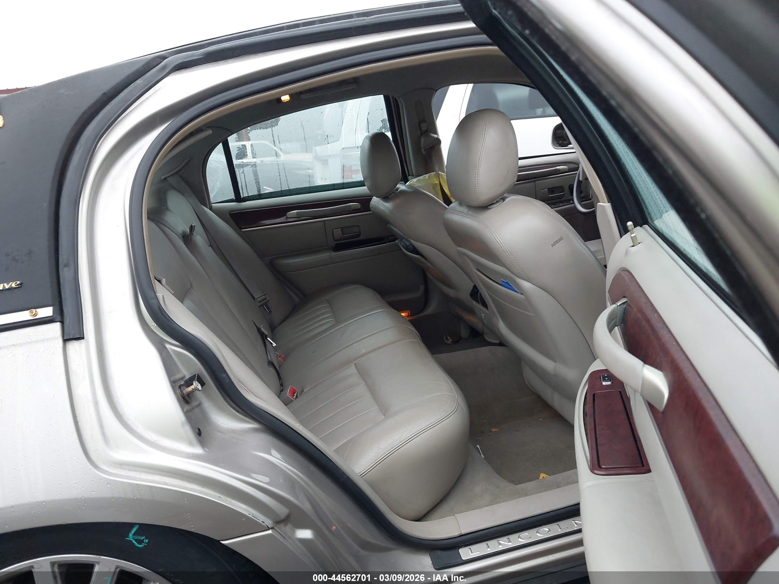 LINCOLN TOWN image 8