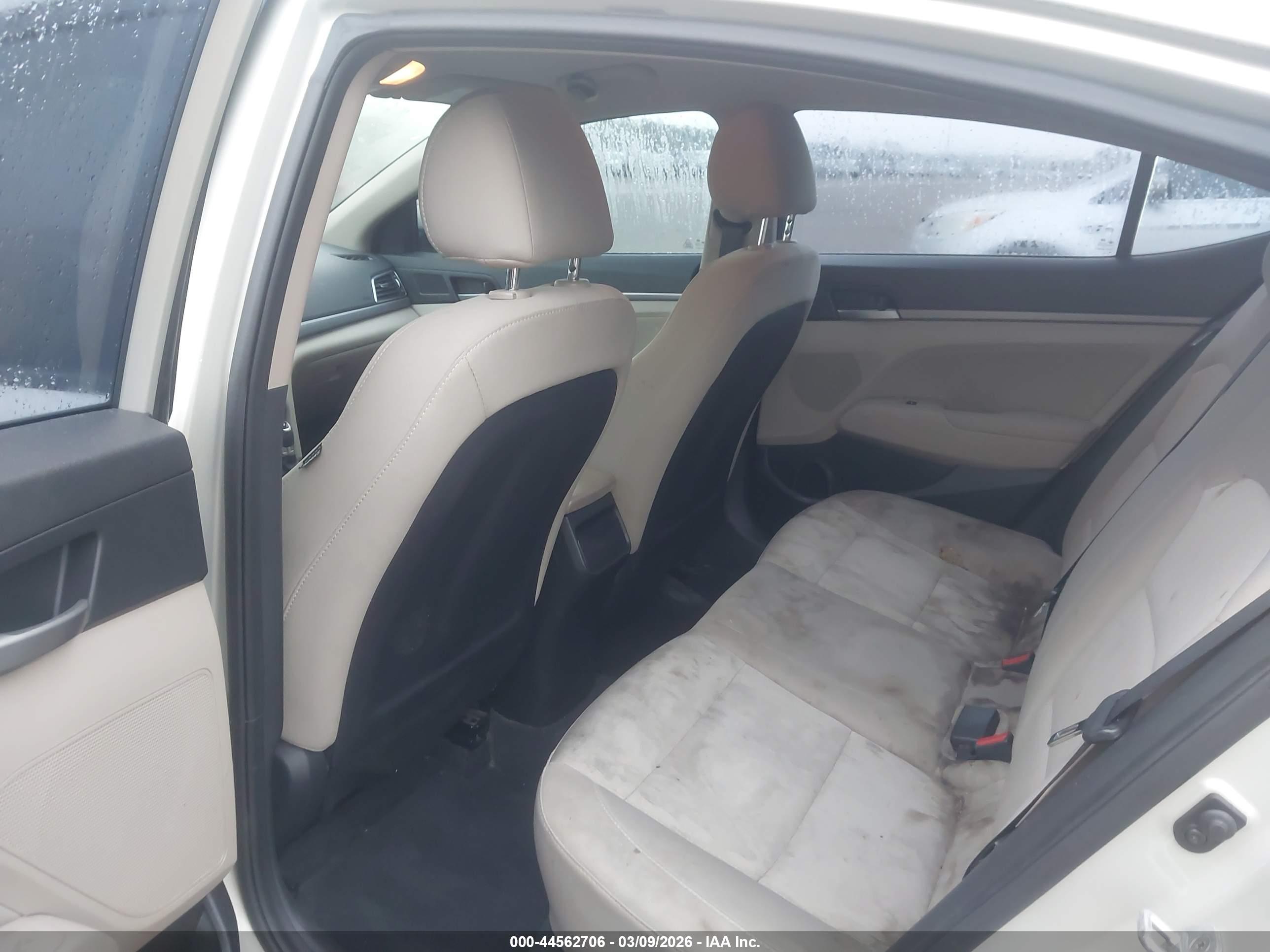 HYUNDAI ELANTRA image 8