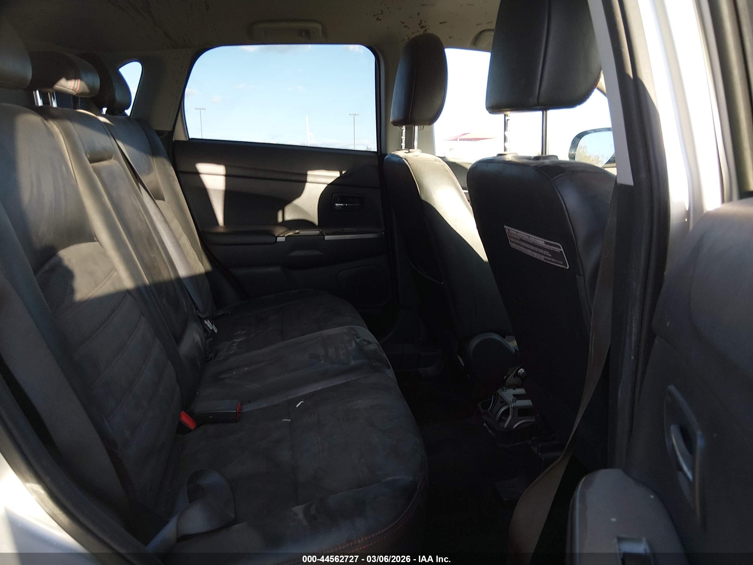 MITSUBISHI OUTLANDER image 8