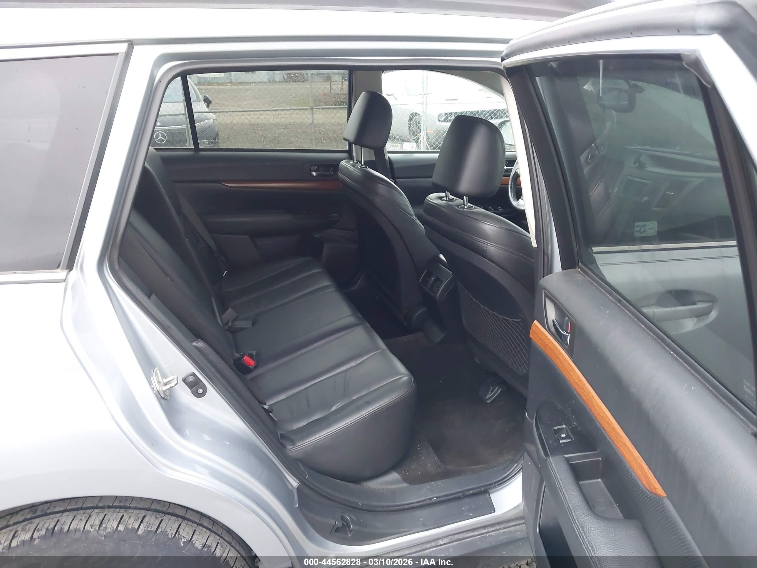 SUBARU OUTBACK image 8