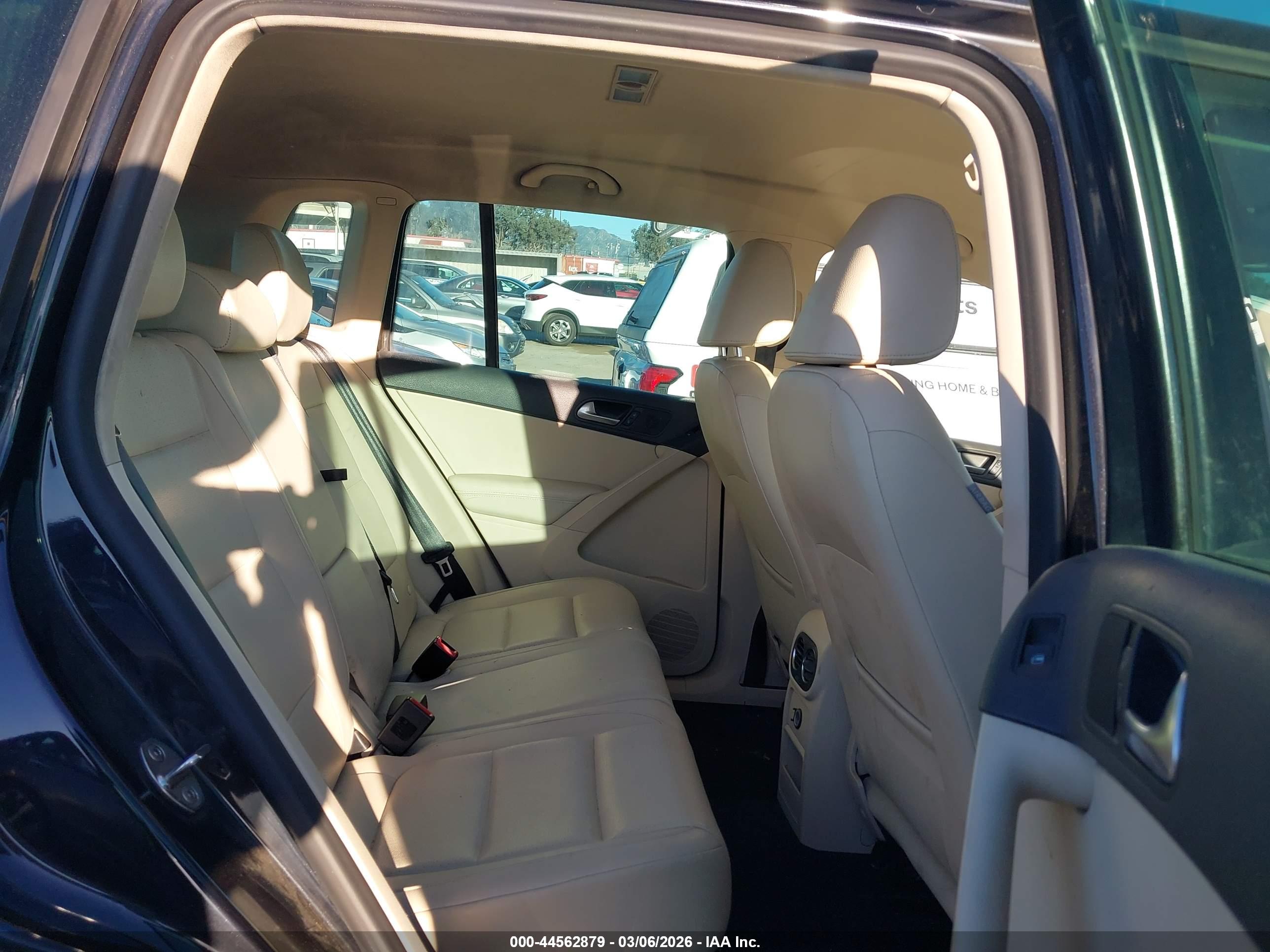 VOLKSWAGEN TIGUAN image 8