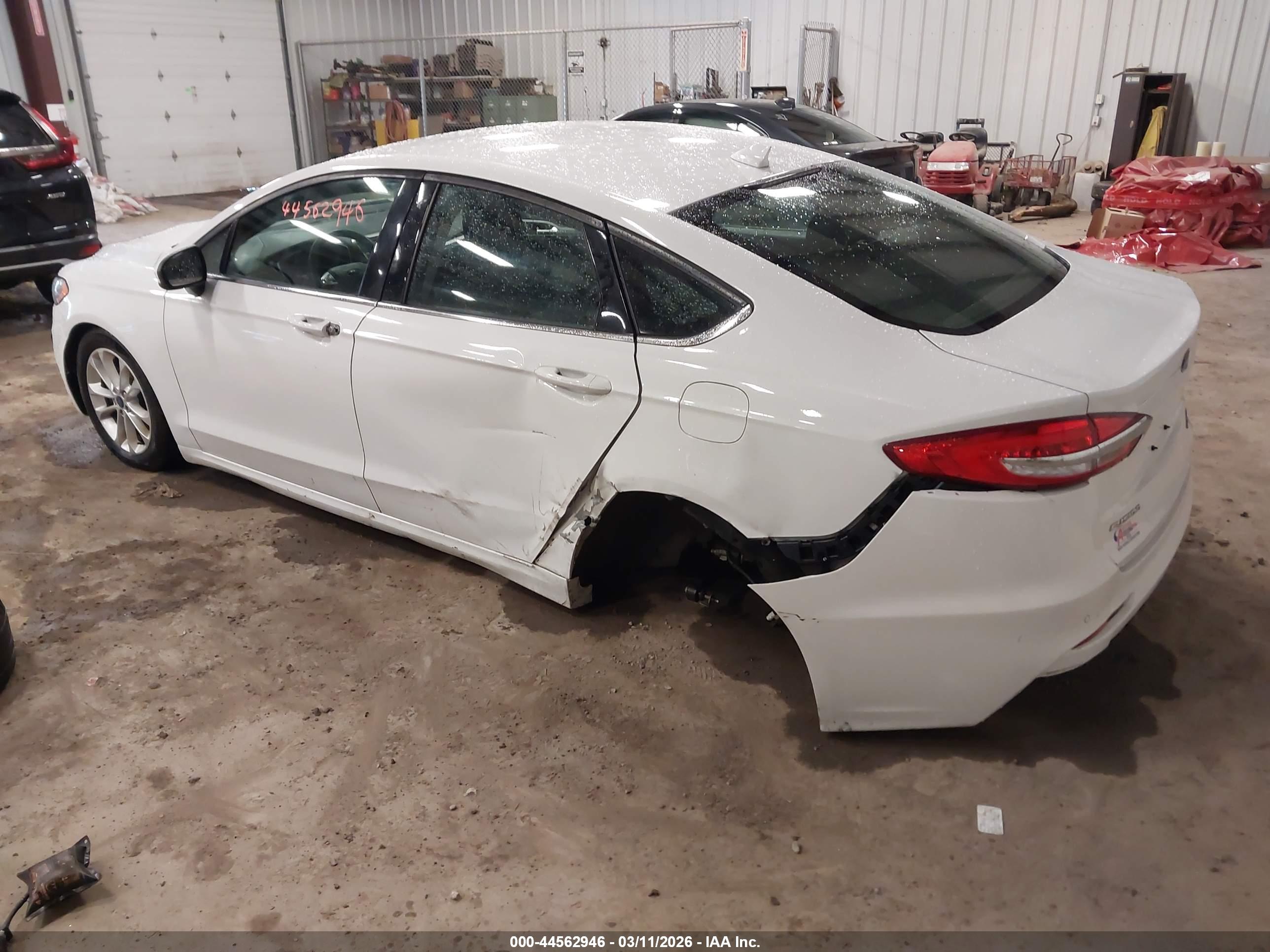 FORD FUSION image 3