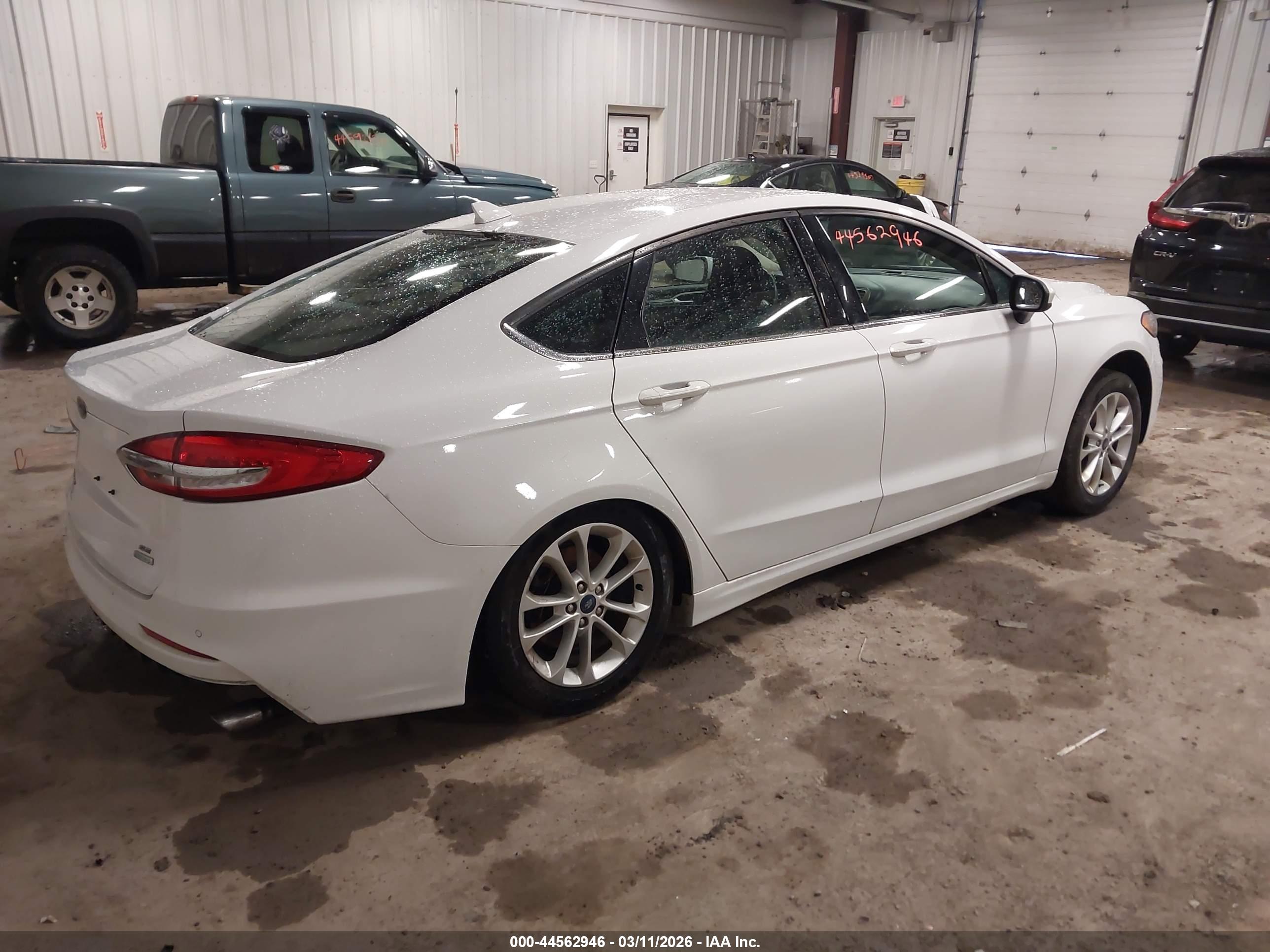 FORD FUSION image 4
