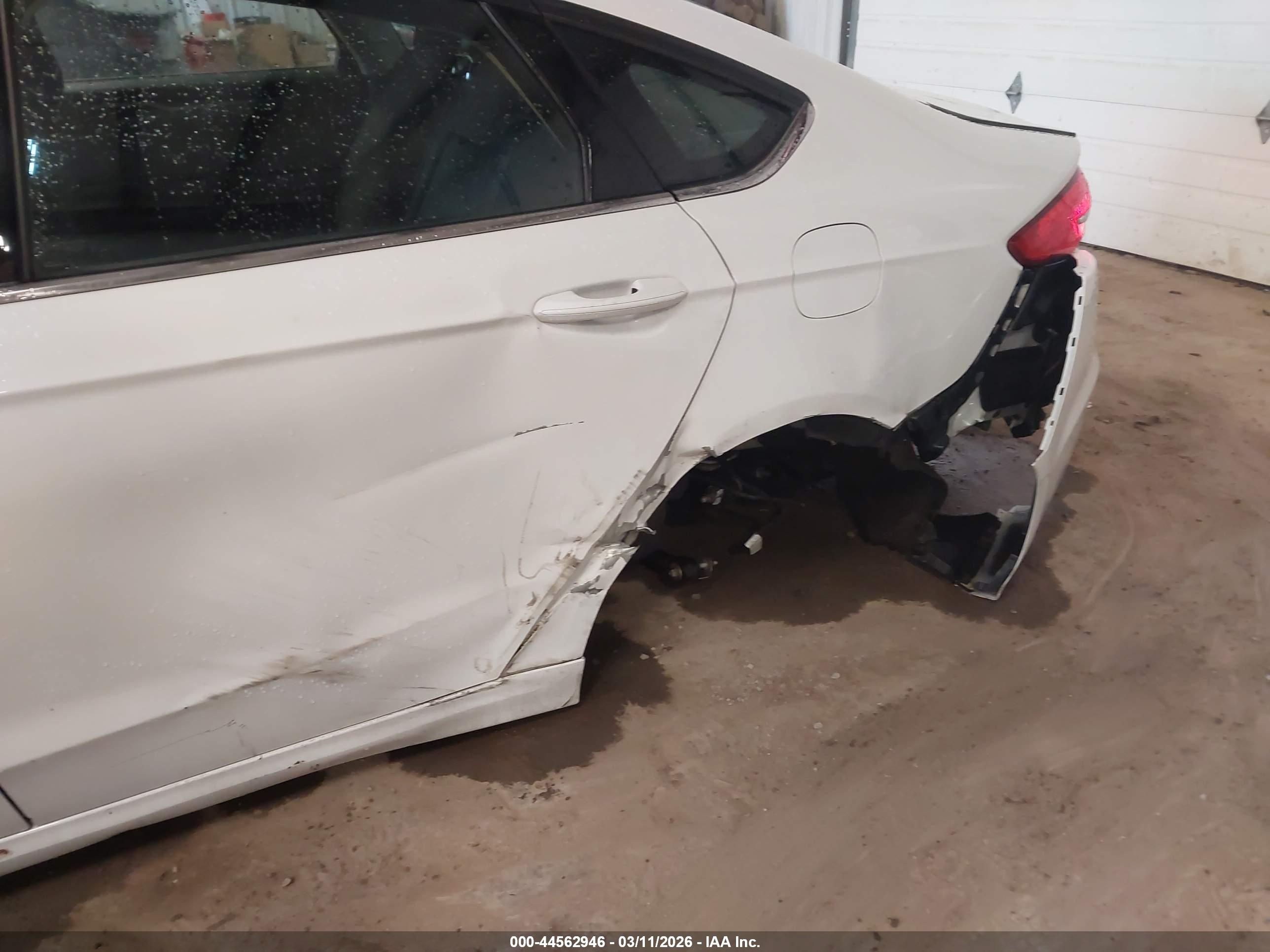 FORD FUSION image 6