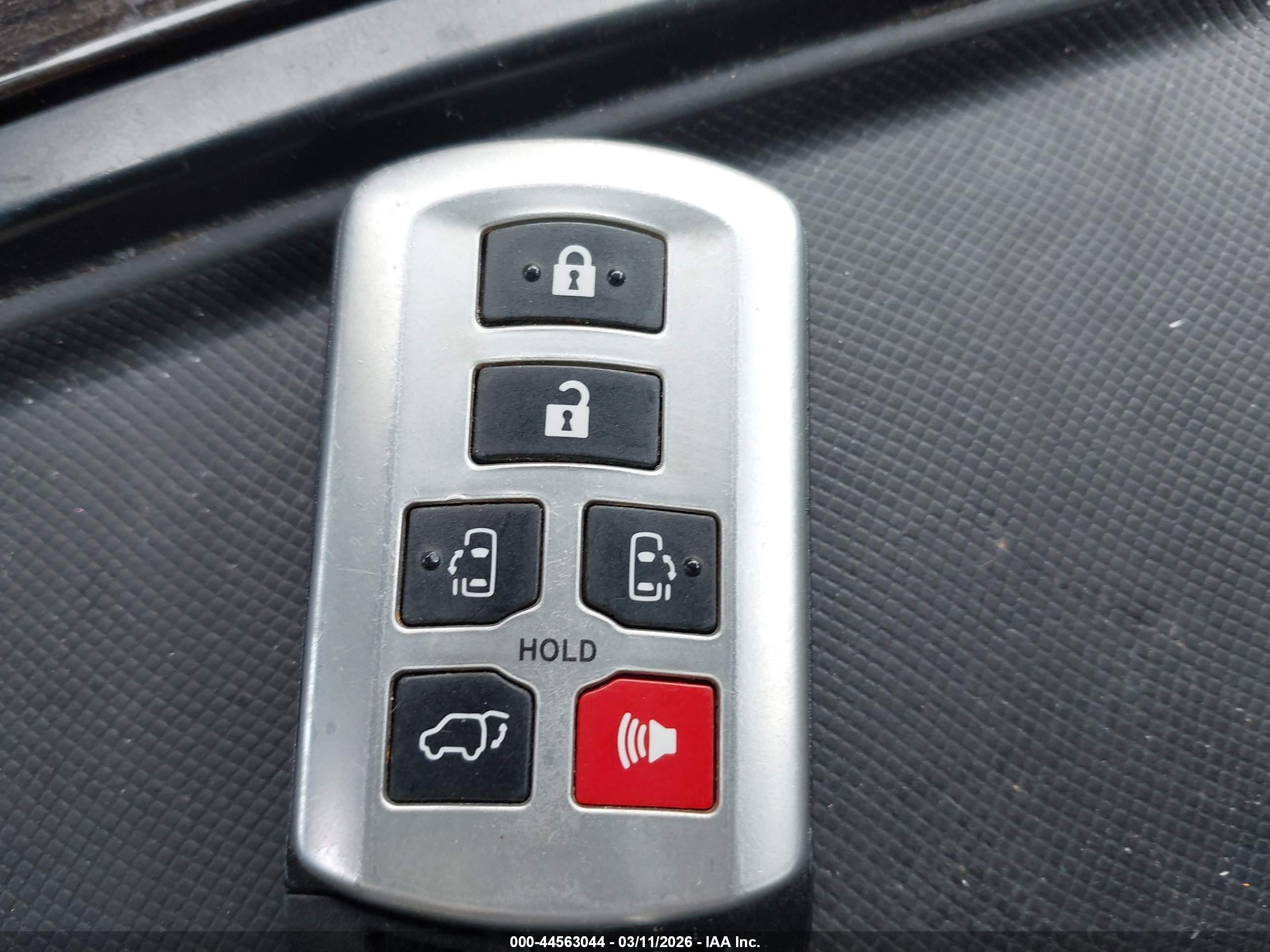 TOYOTA SIENNA image 11