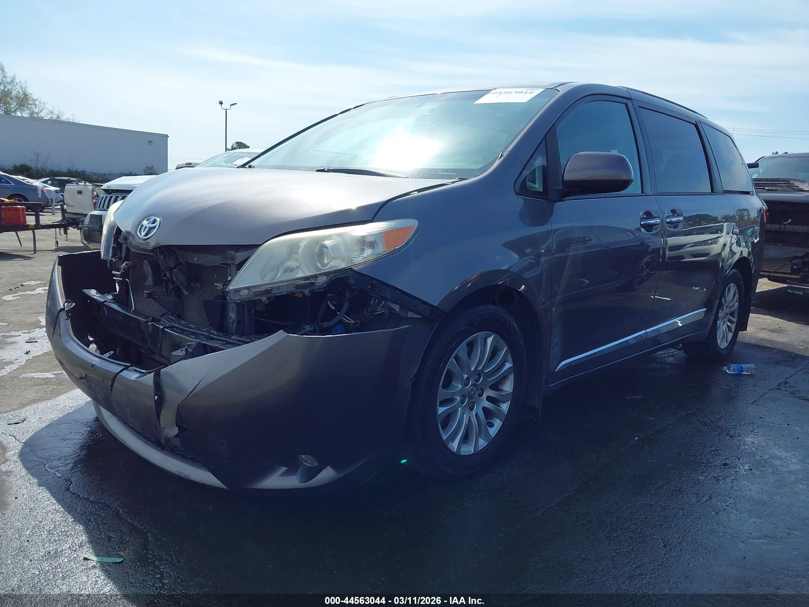 TOYOTA SIENNA image 2