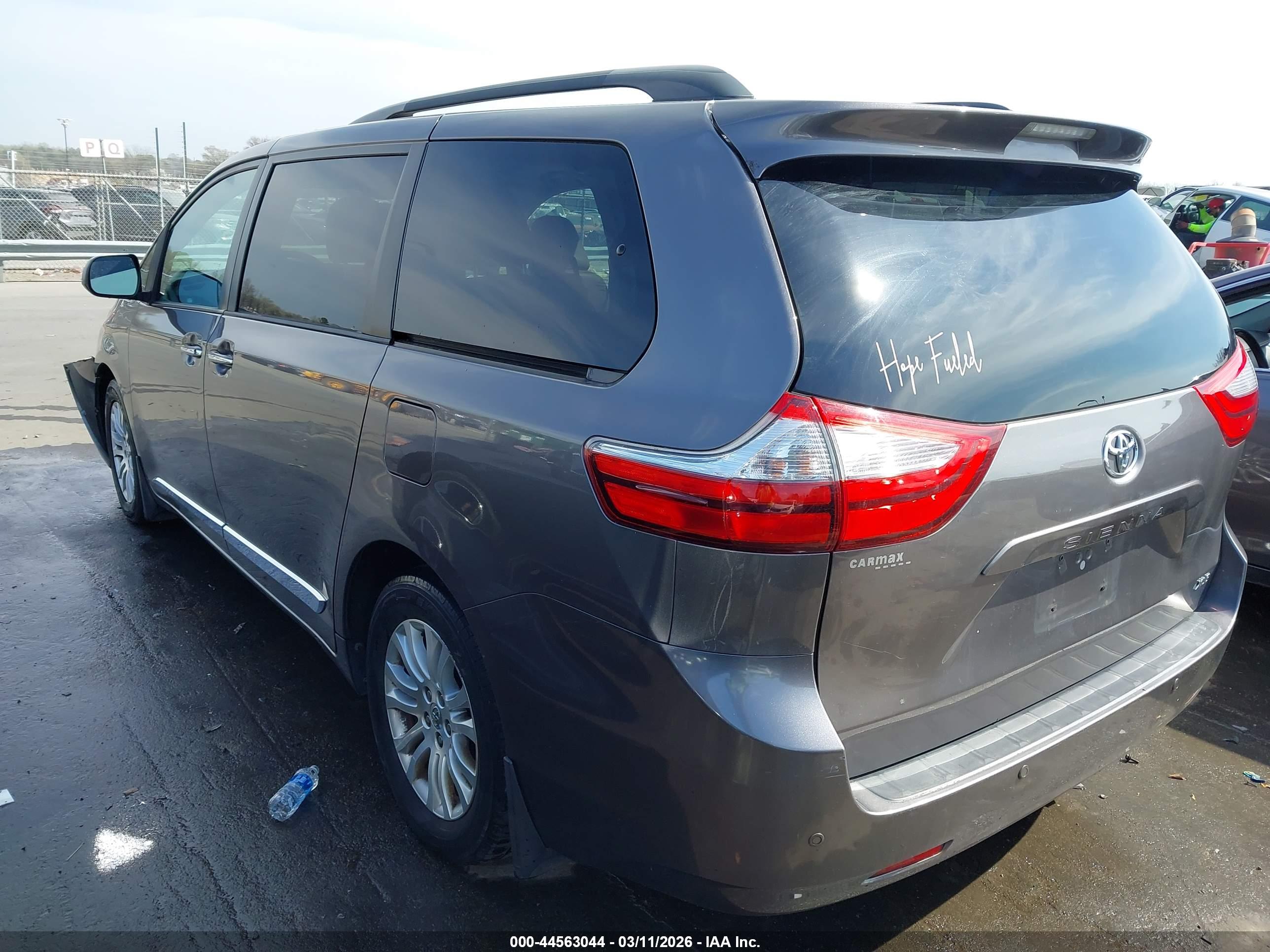 TOYOTA SIENNA image 3