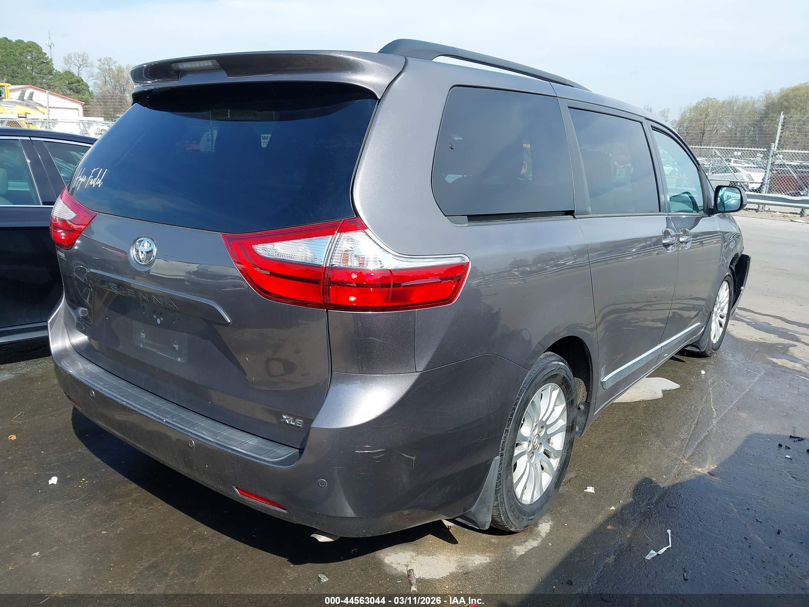 TOYOTA SIENNA image 4