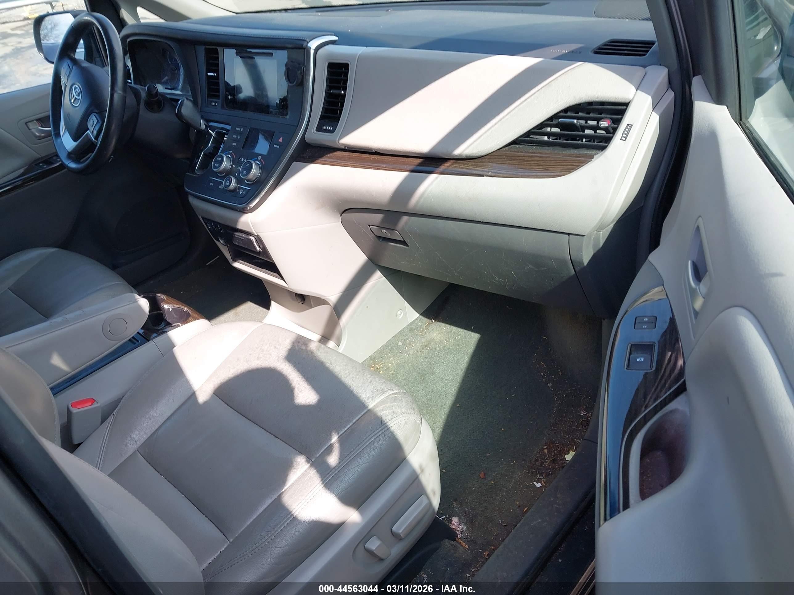 TOYOTA SIENNA image 5