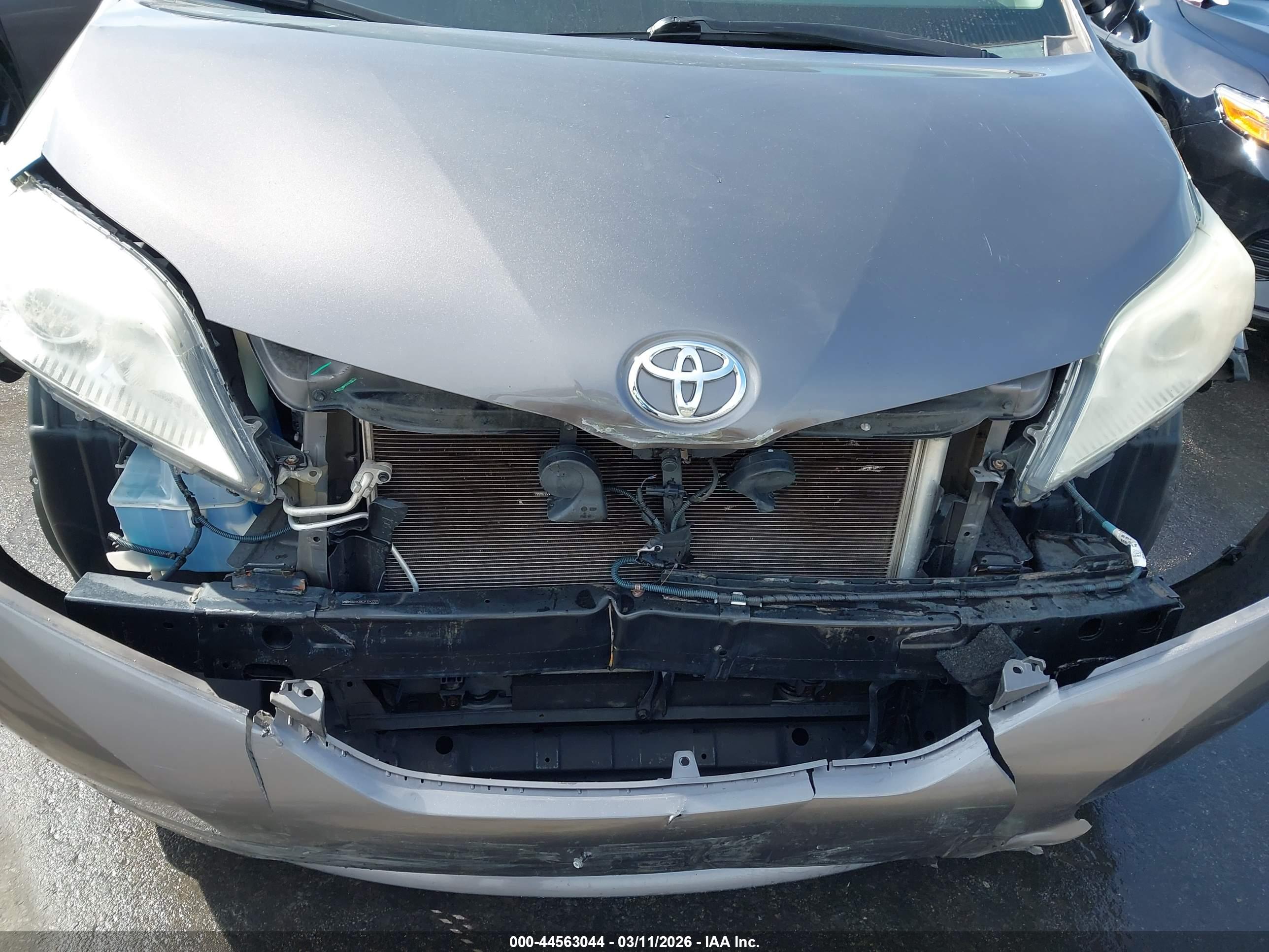 TOYOTA SIENNA image 6