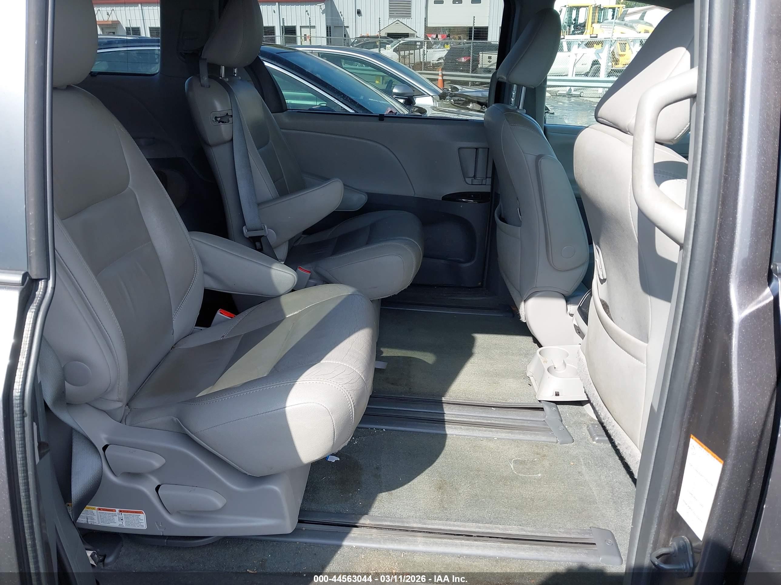 TOYOTA SIENNA image 8