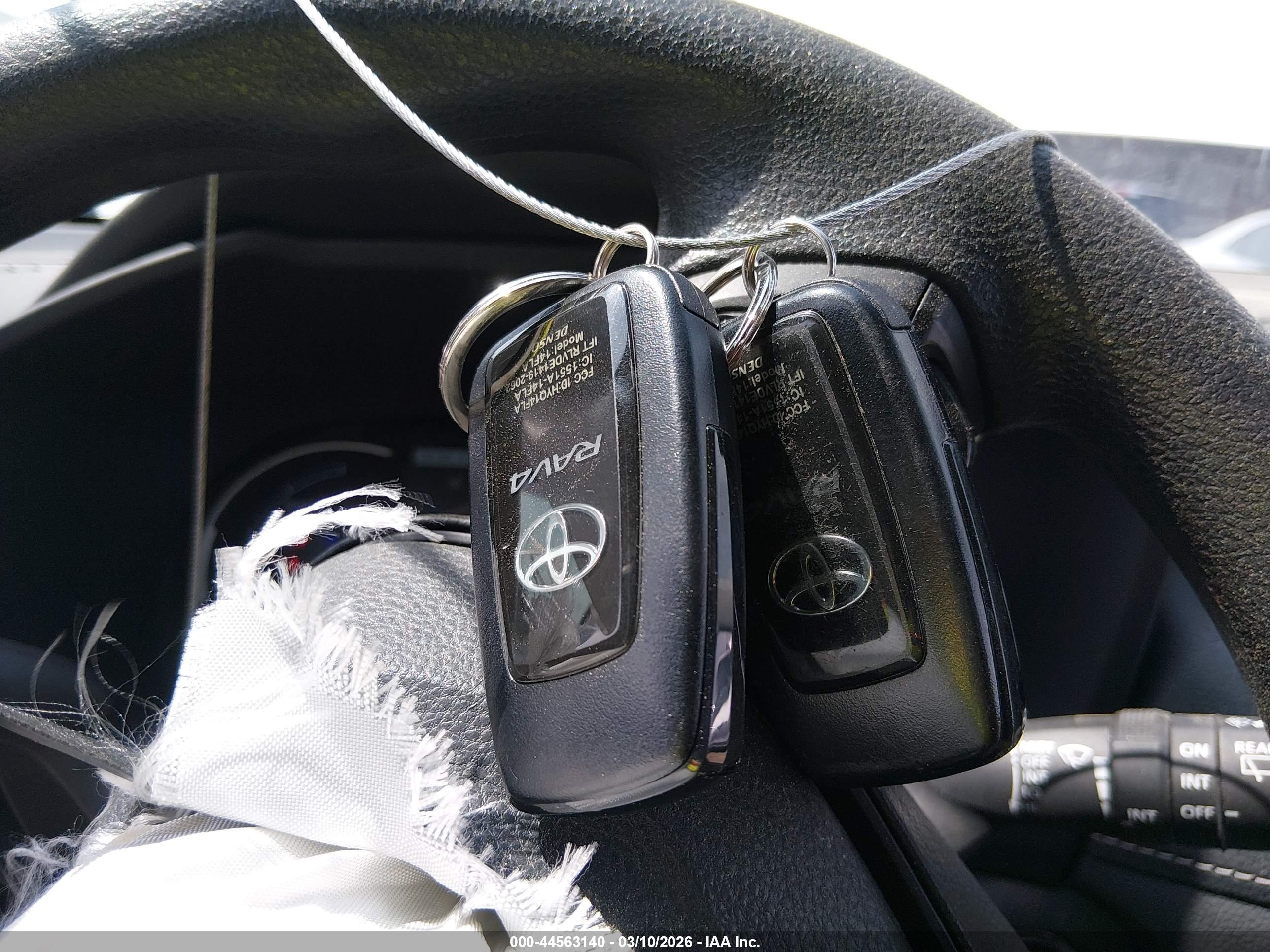 TOYOTA RAV4 image 11