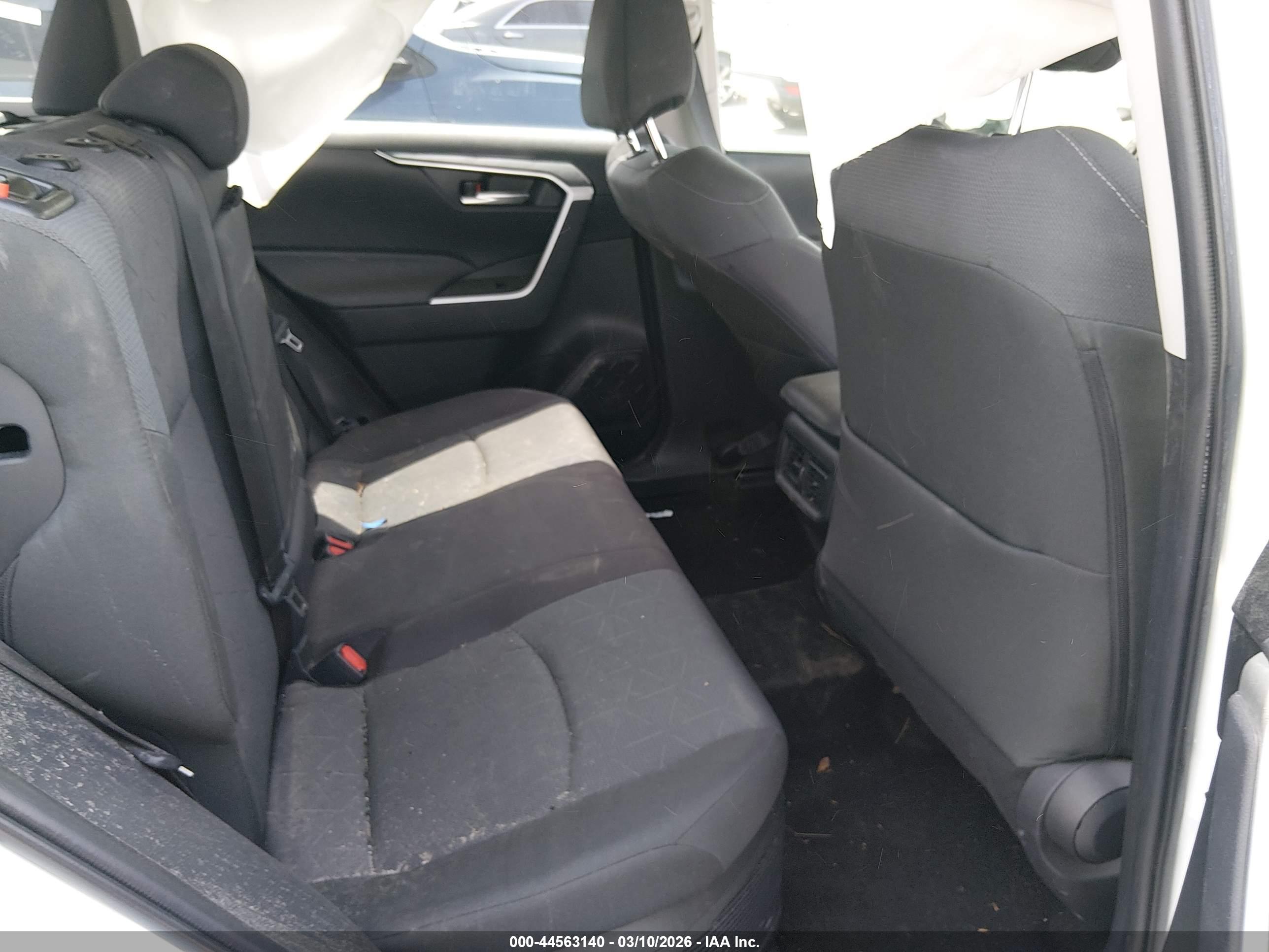 TOYOTA RAV4 image 8