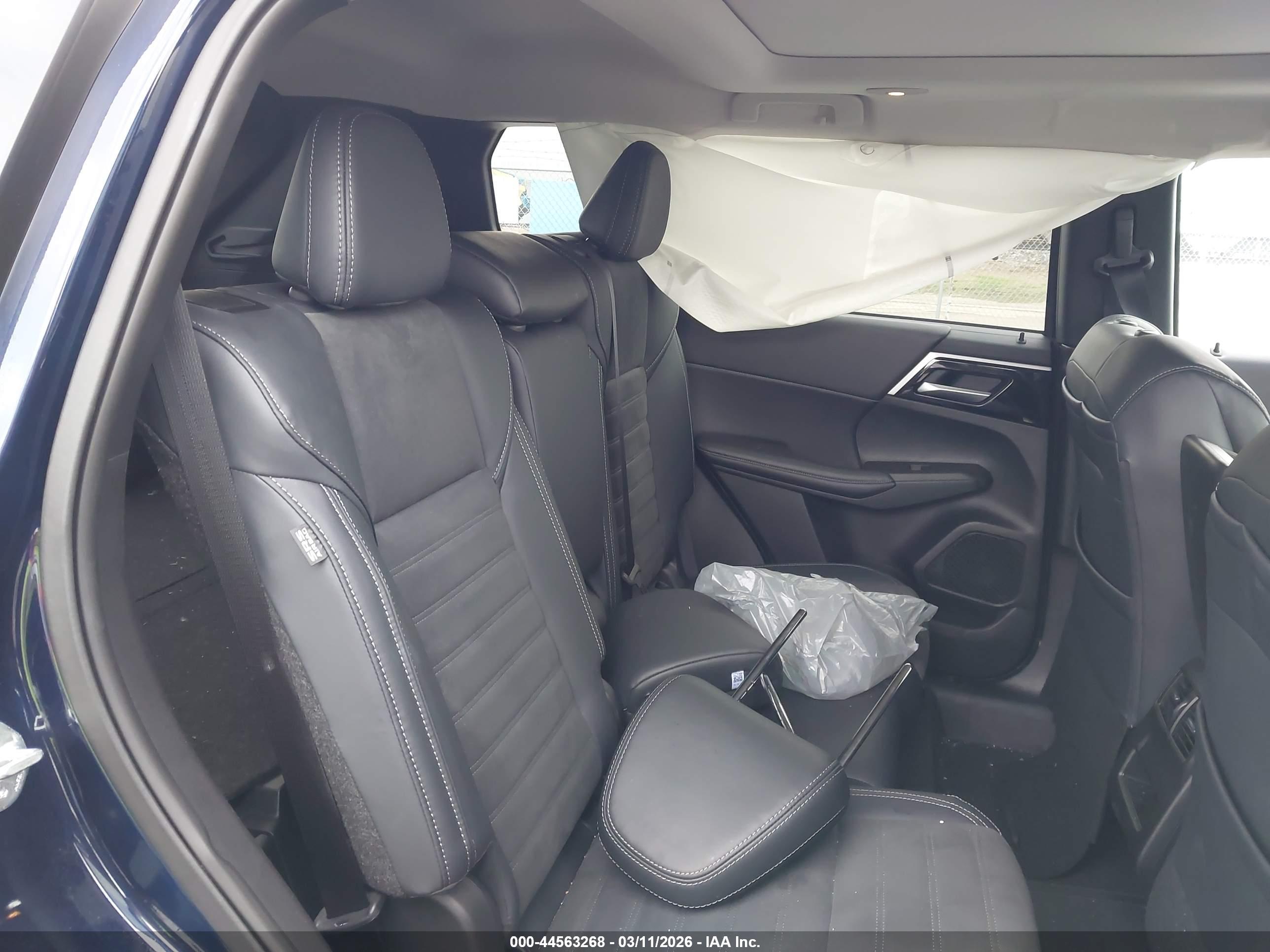 MITSUBISHI OUTLANDER image 8