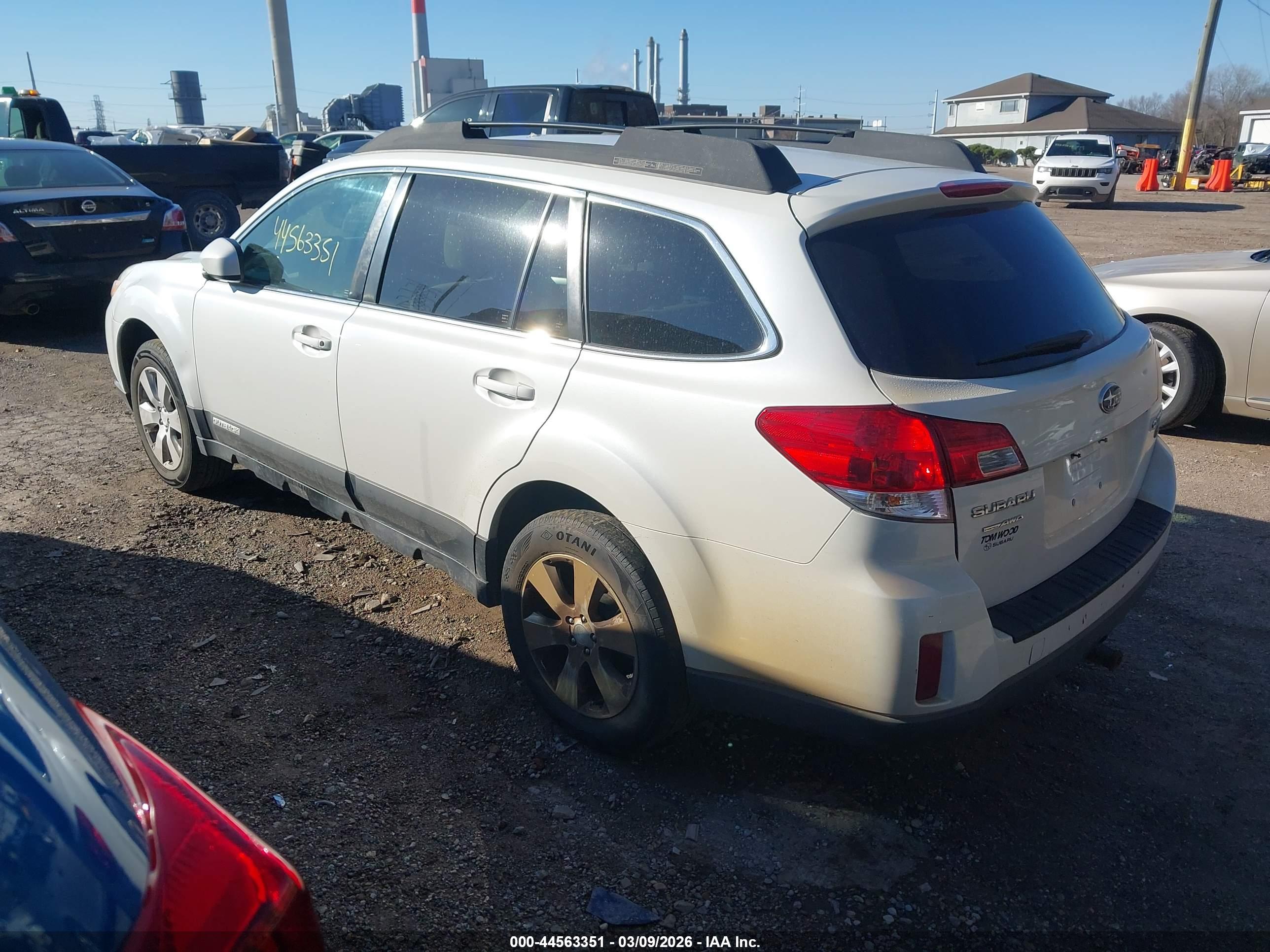SUBARU OUTBACK image 3