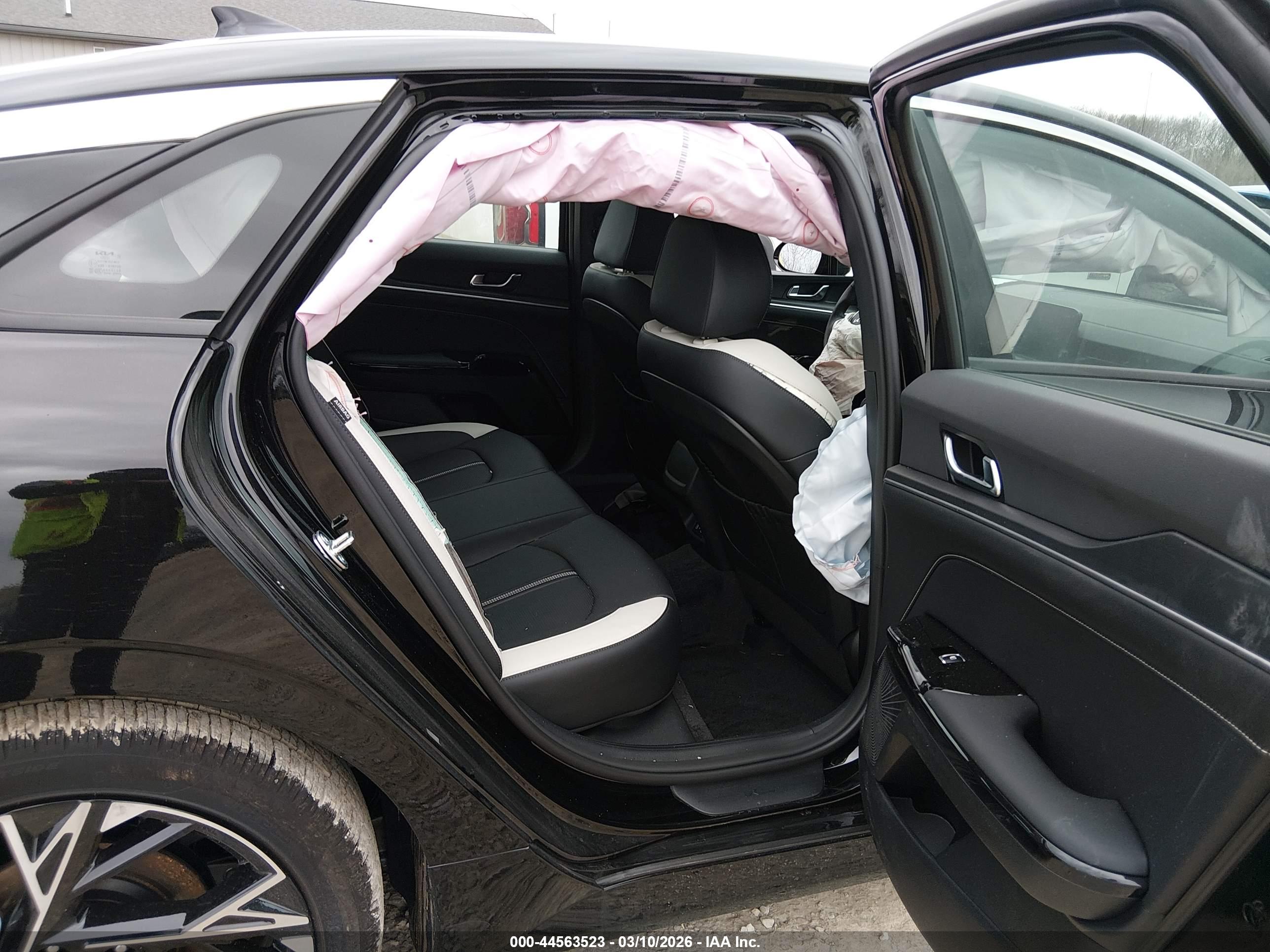 KIA K5 image 8