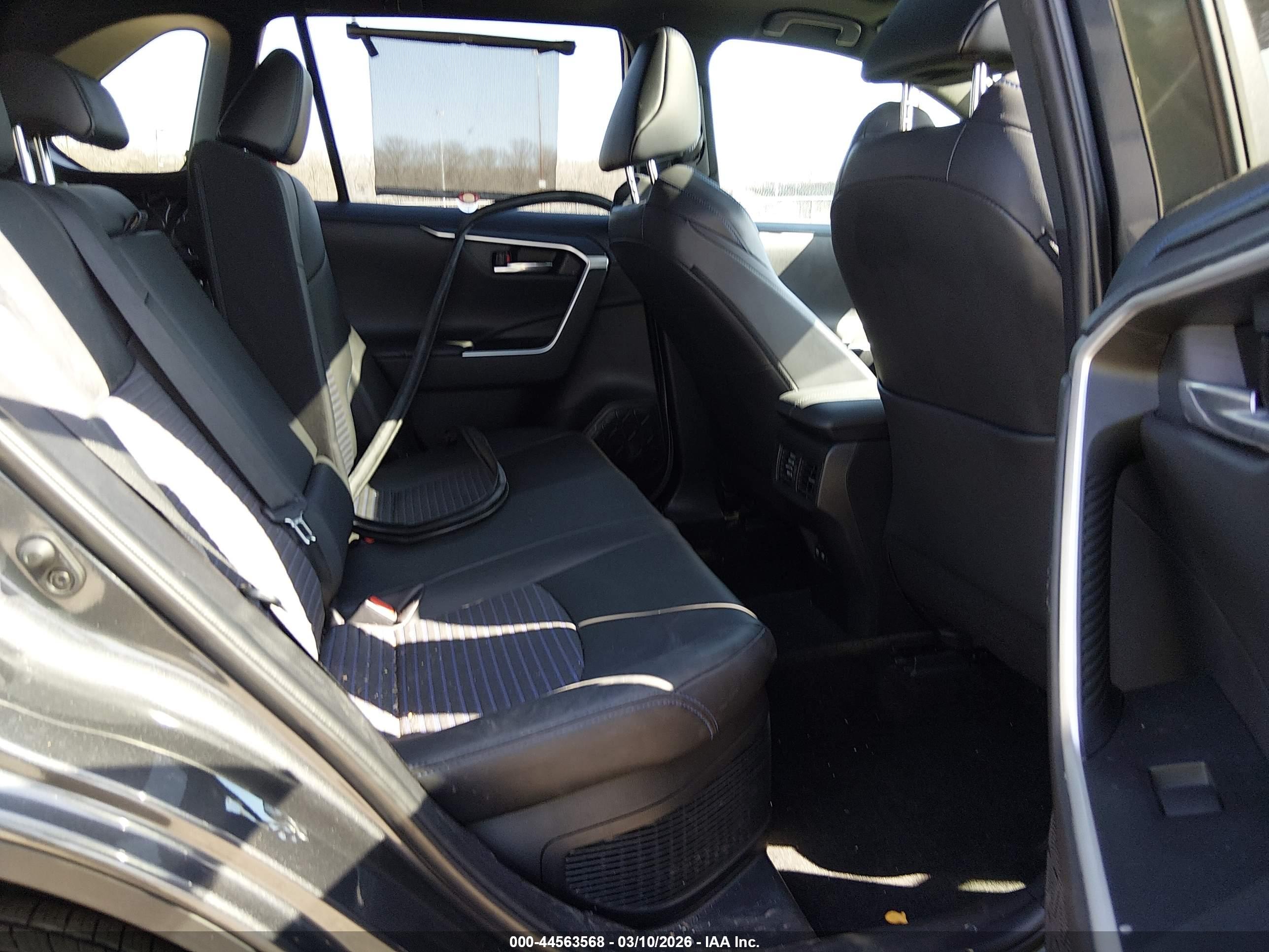 TOYOTA RAV4 image 8