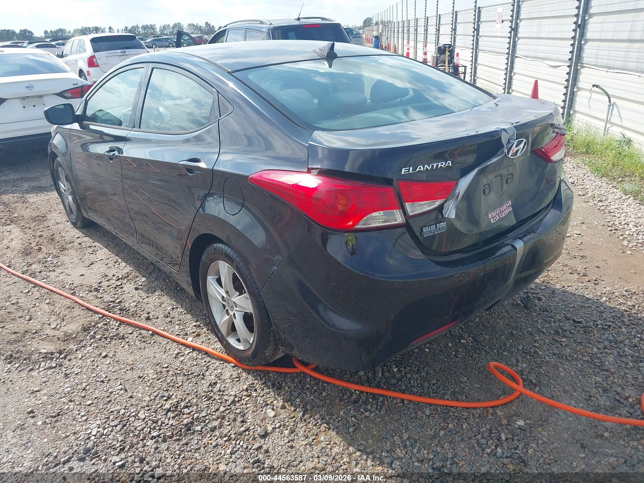 HYUNDAI ELANTRA image 3