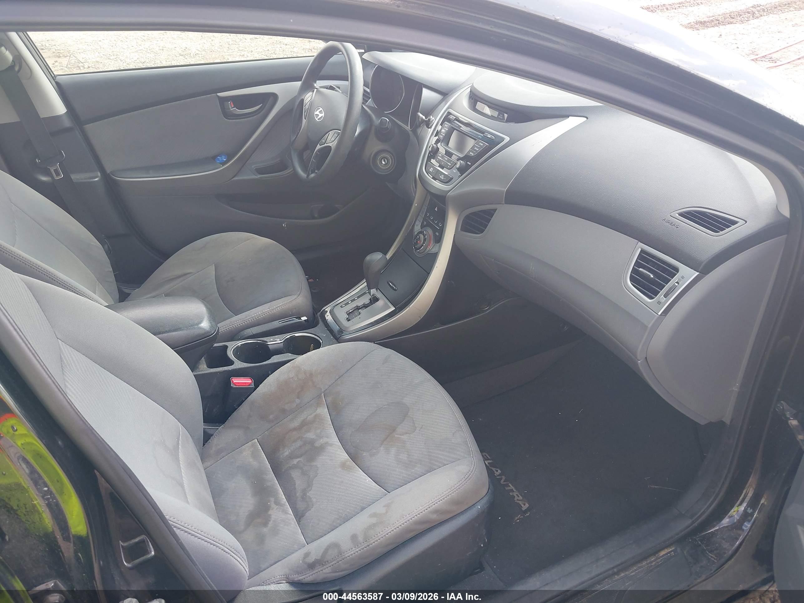 HYUNDAI ELANTRA image 5