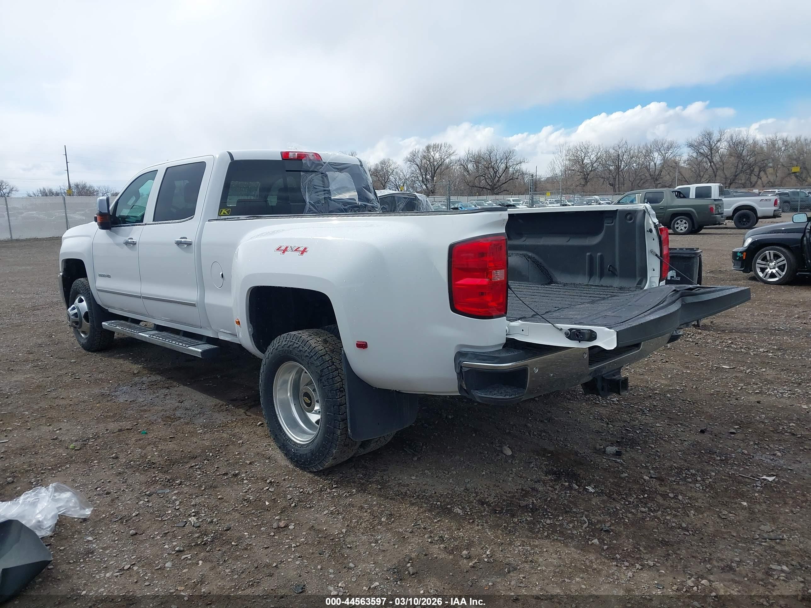 CHEVROLET SILVERADO image 3