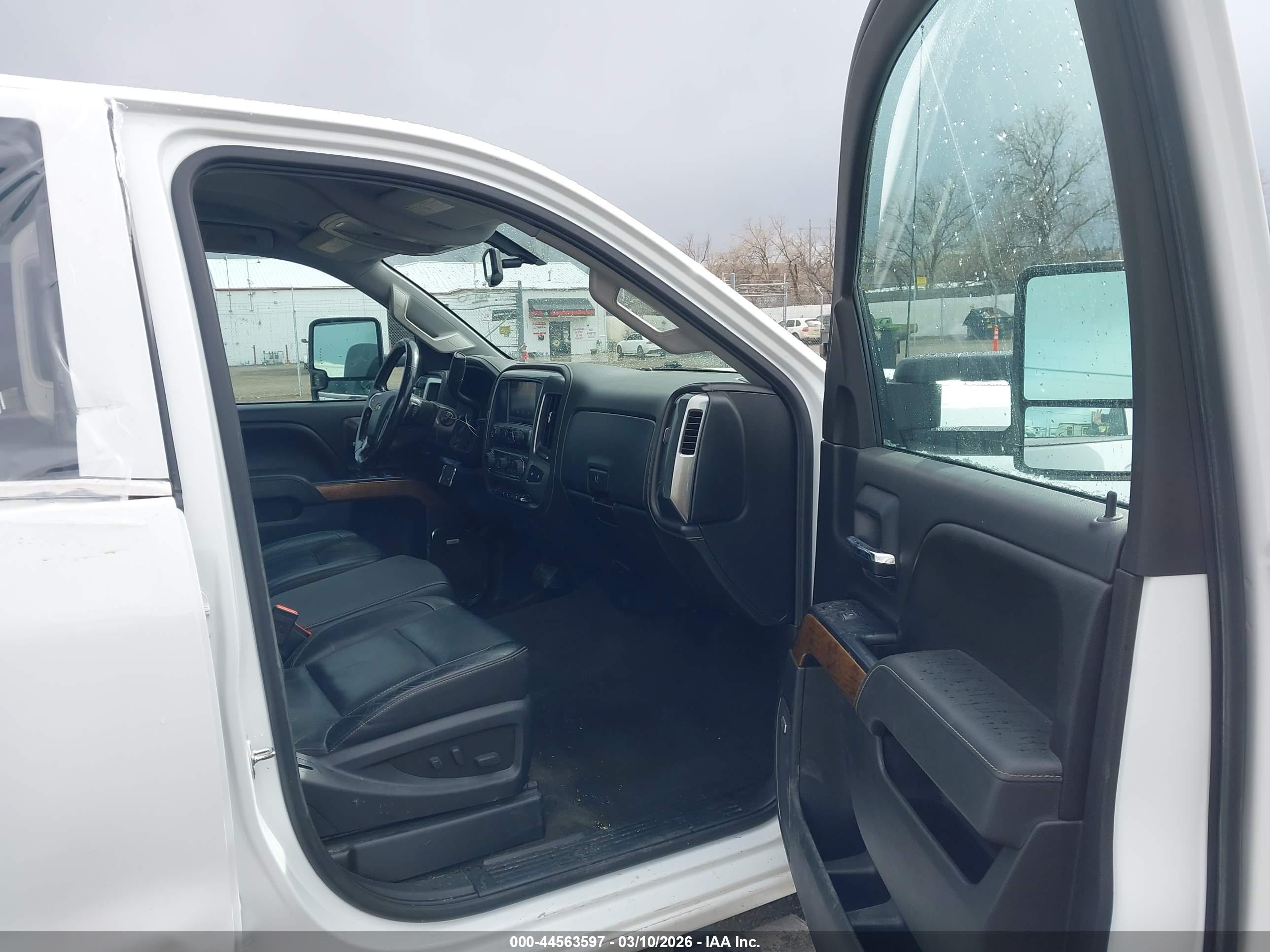 CHEVROLET SILVERADO image 5