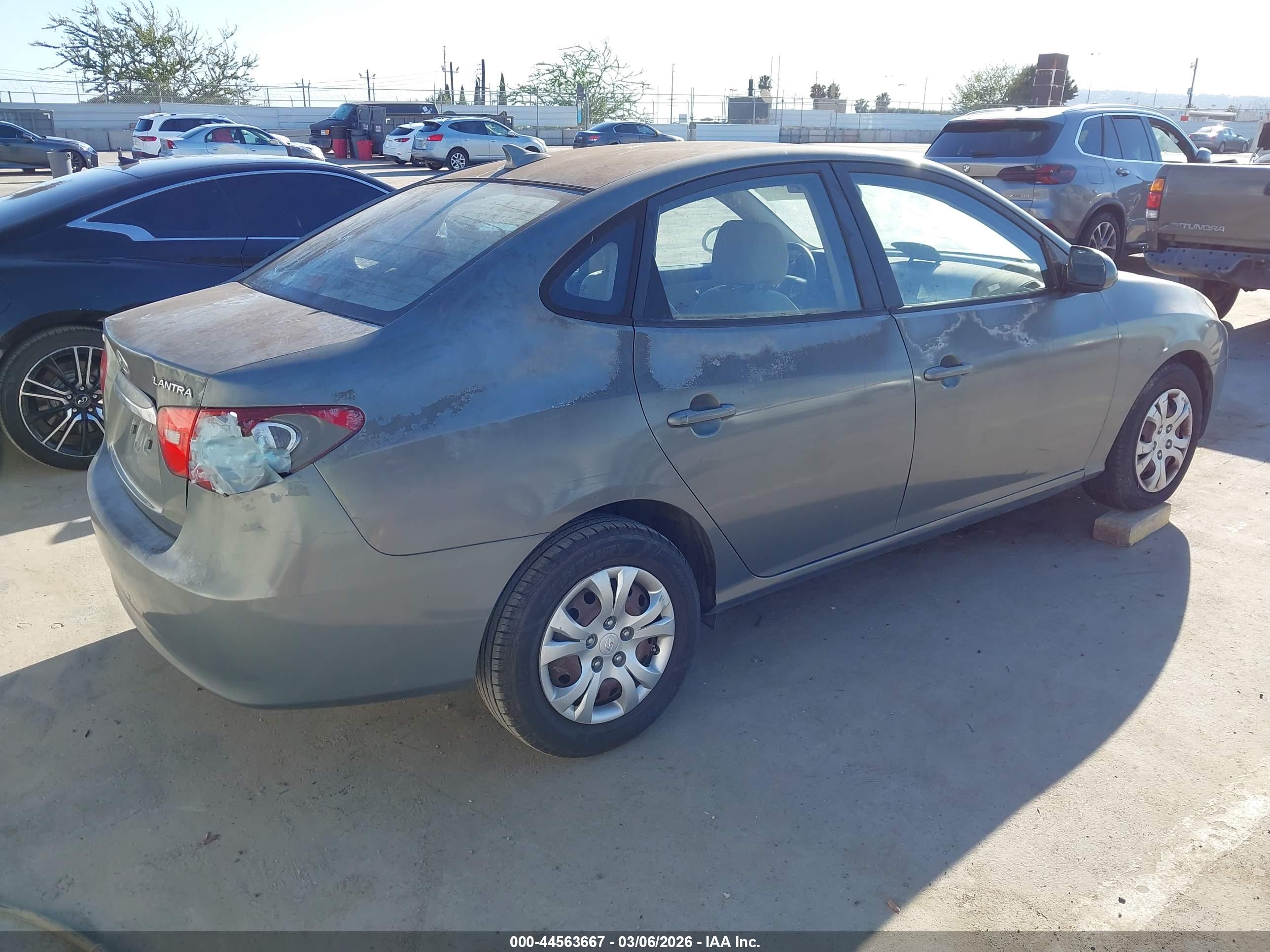 HYUNDAI ELANTRA image 4