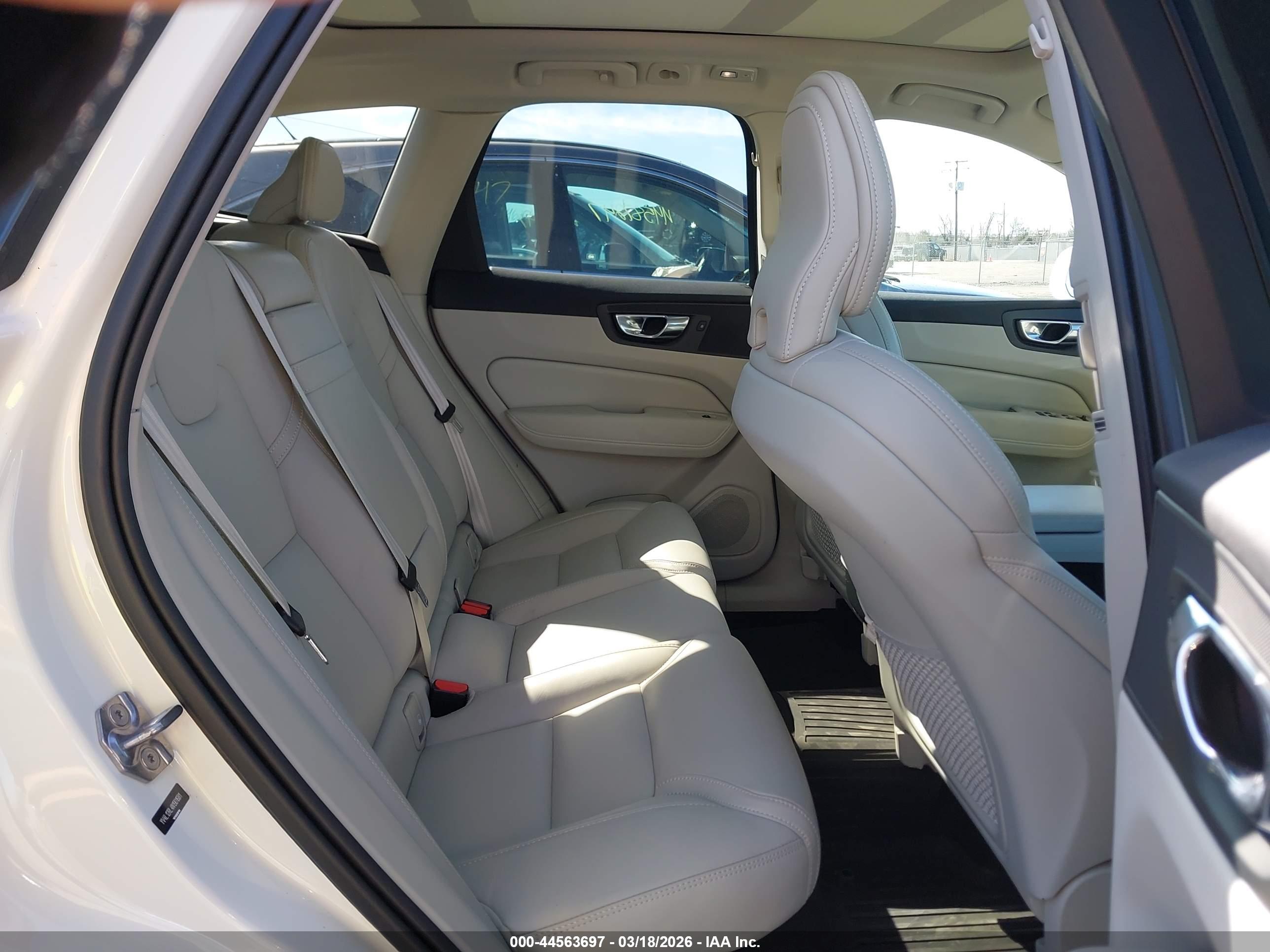VOLVO XC60 image 8