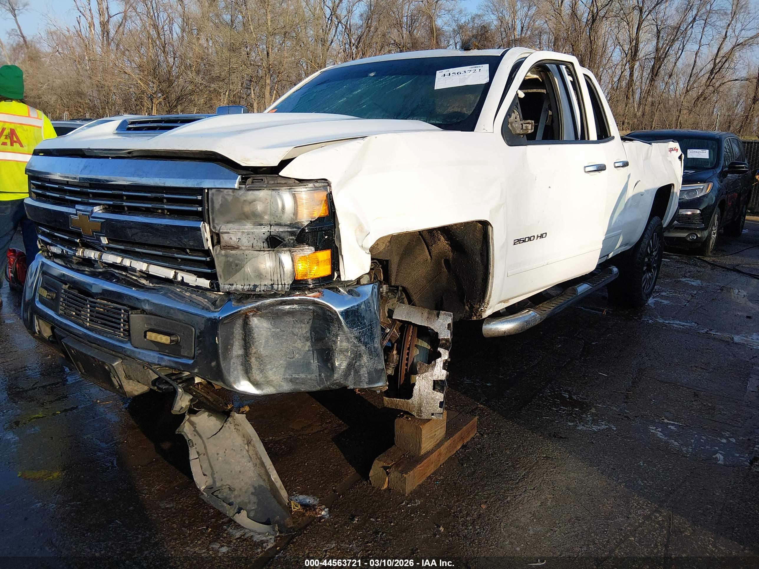 CHEVROLET SILVERADO image 2