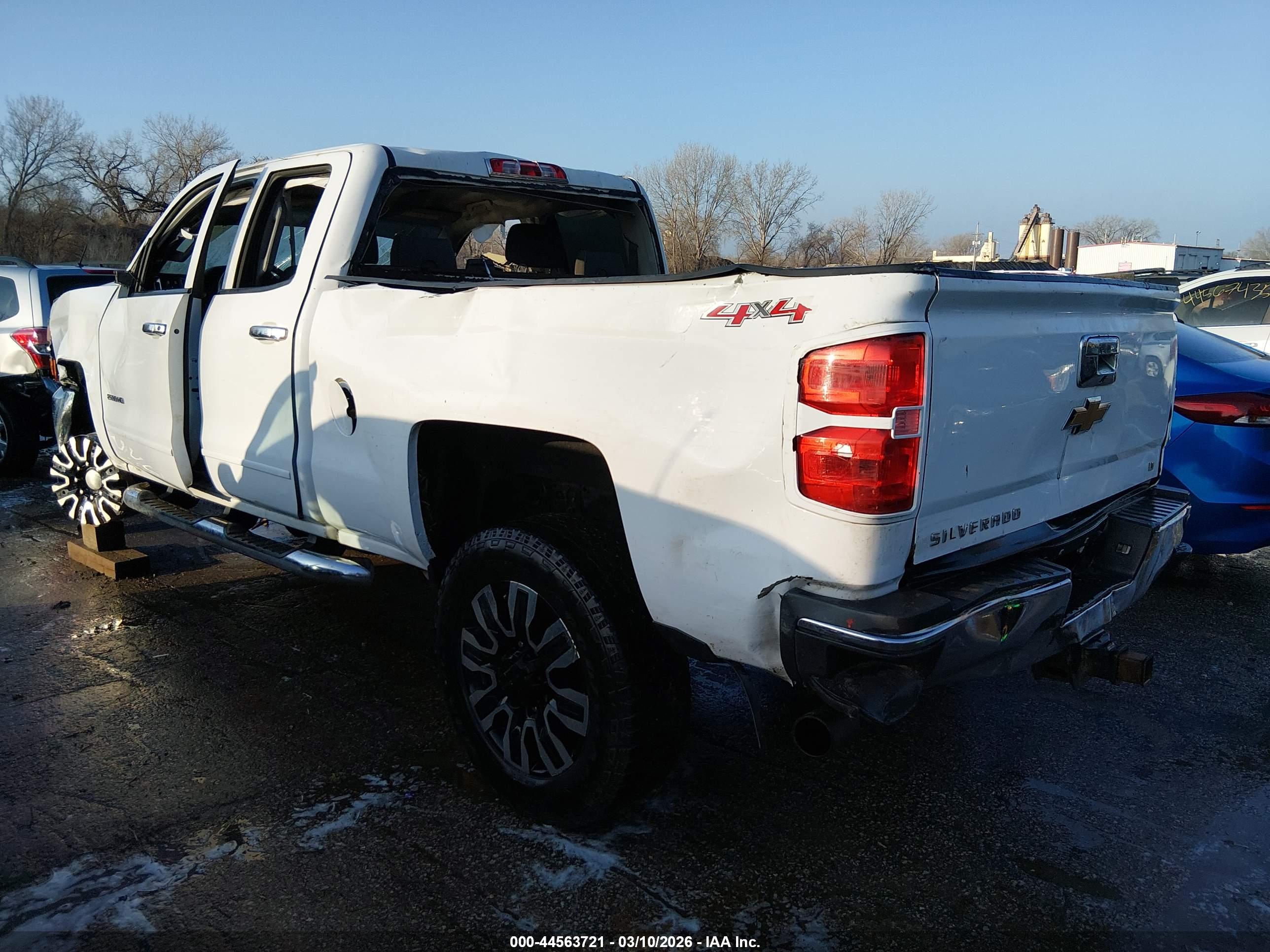 CHEVROLET SILVERADO image 3