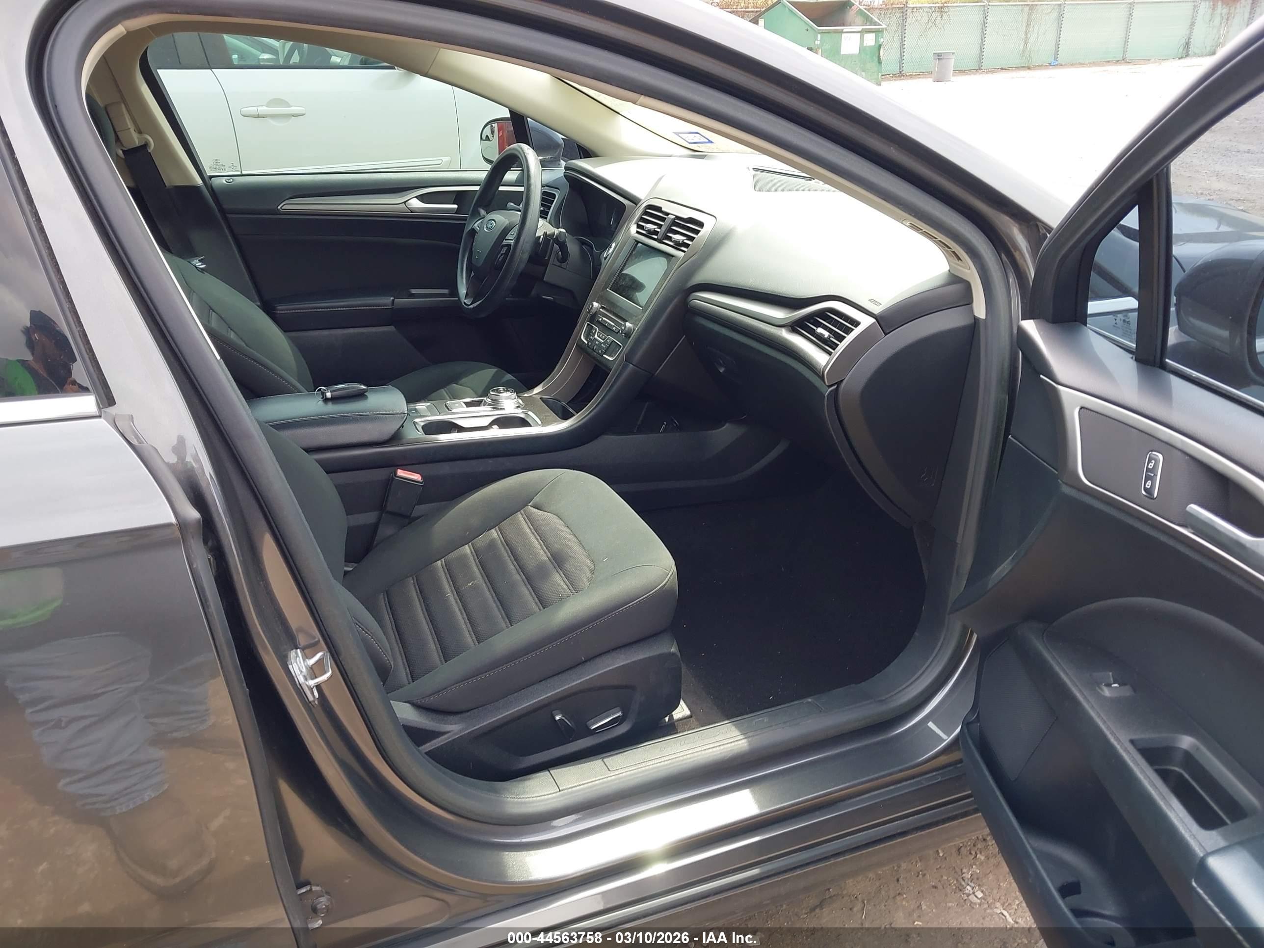 FORD FUSION image 5