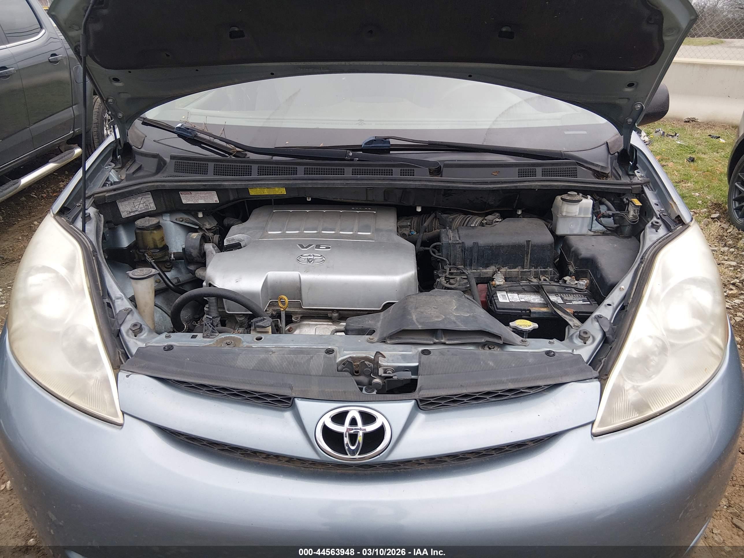 TOYOTA SIENNA image 10