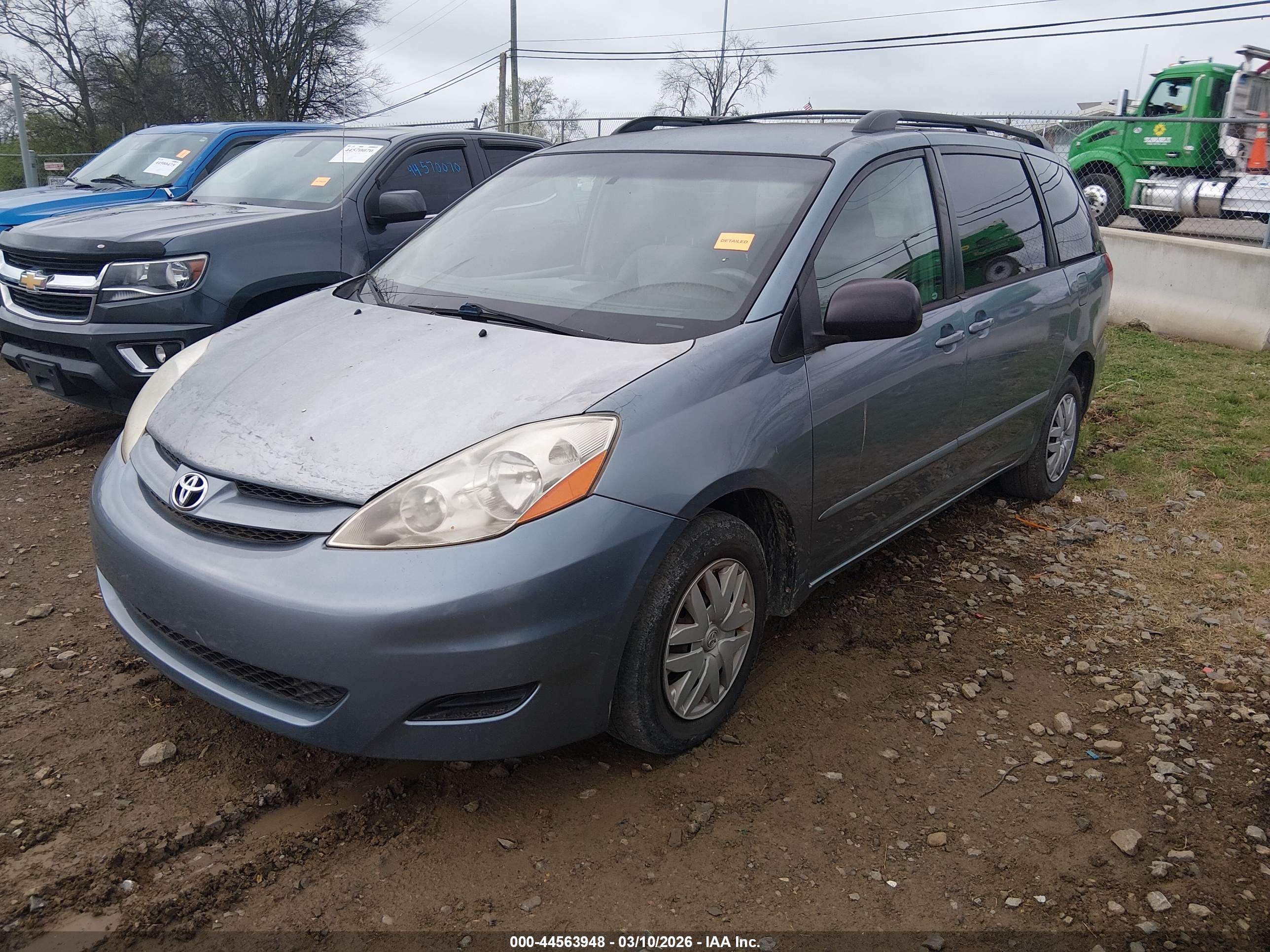 TOYOTA SIENNA image 2