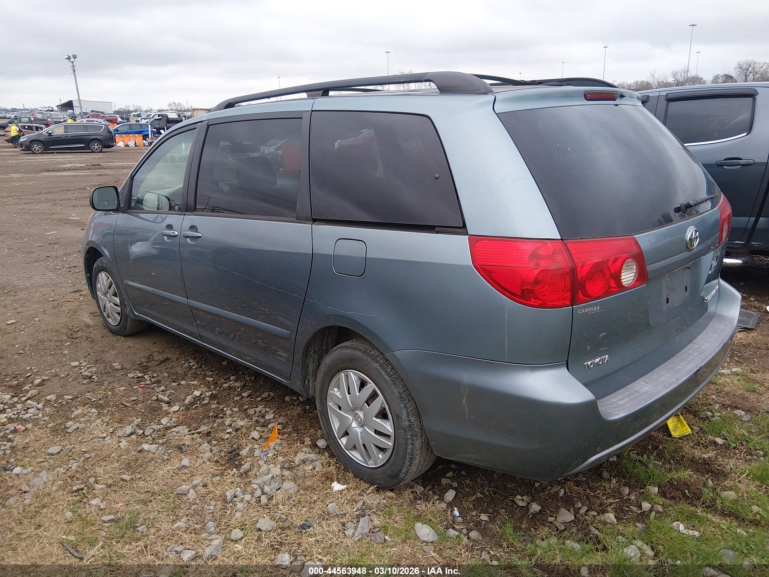 TOYOTA SIENNA image 3