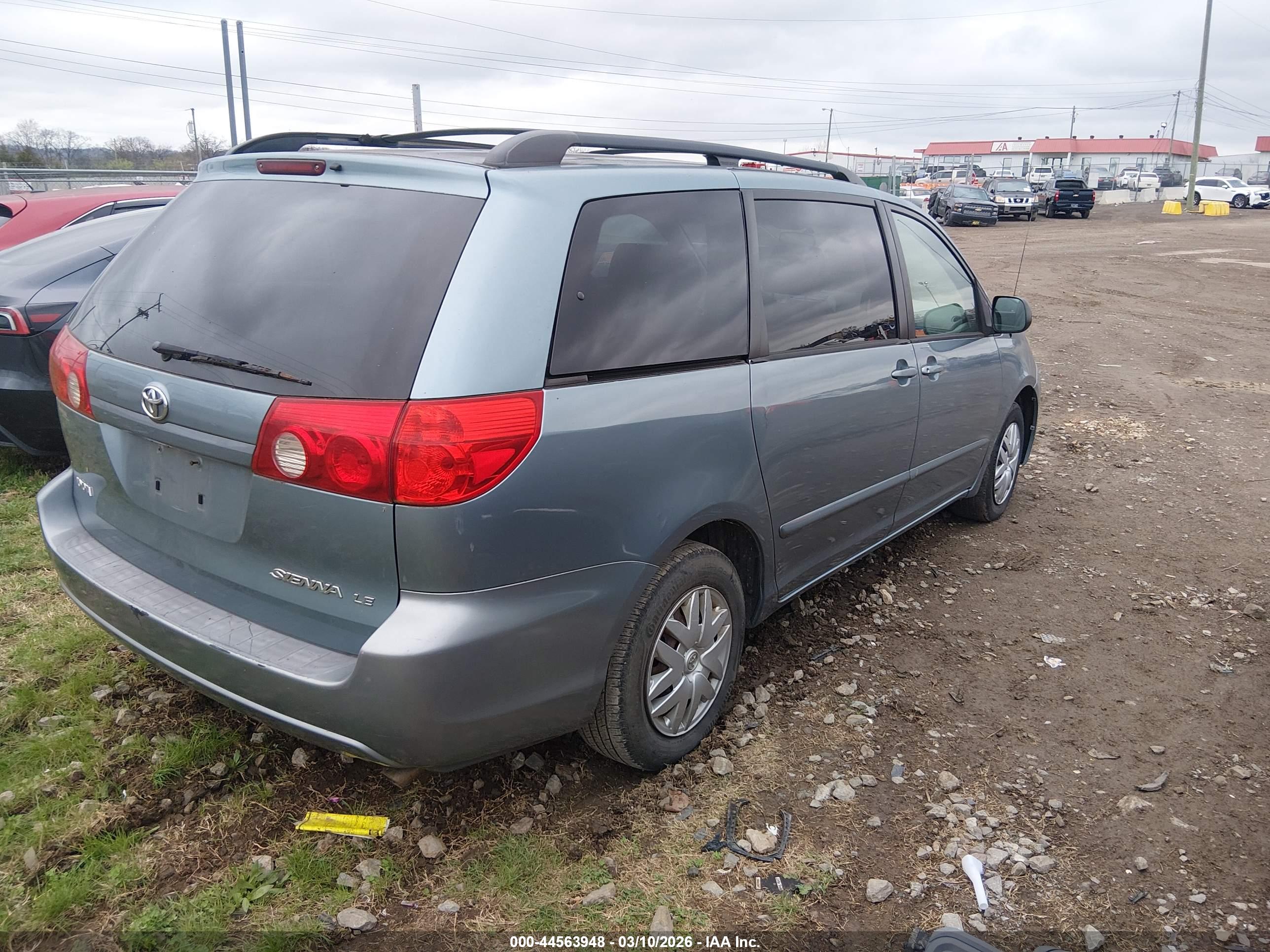 TOYOTA SIENNA image 4