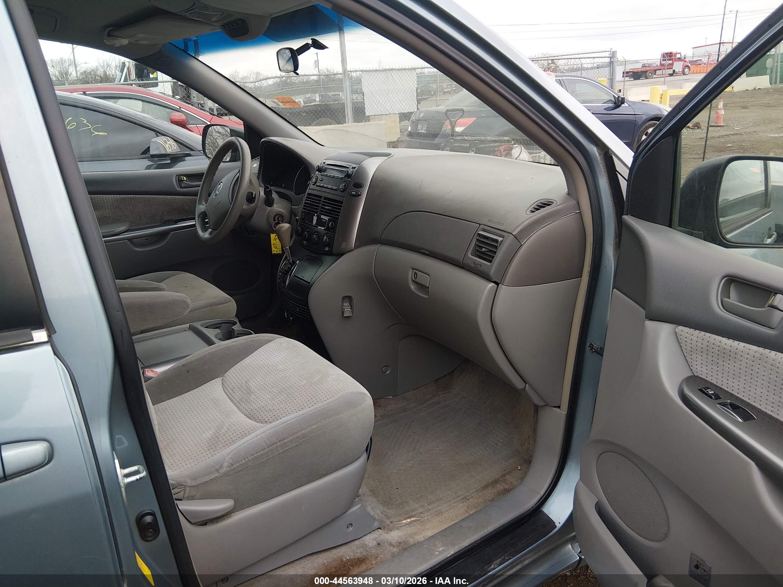TOYOTA SIENNA image 5