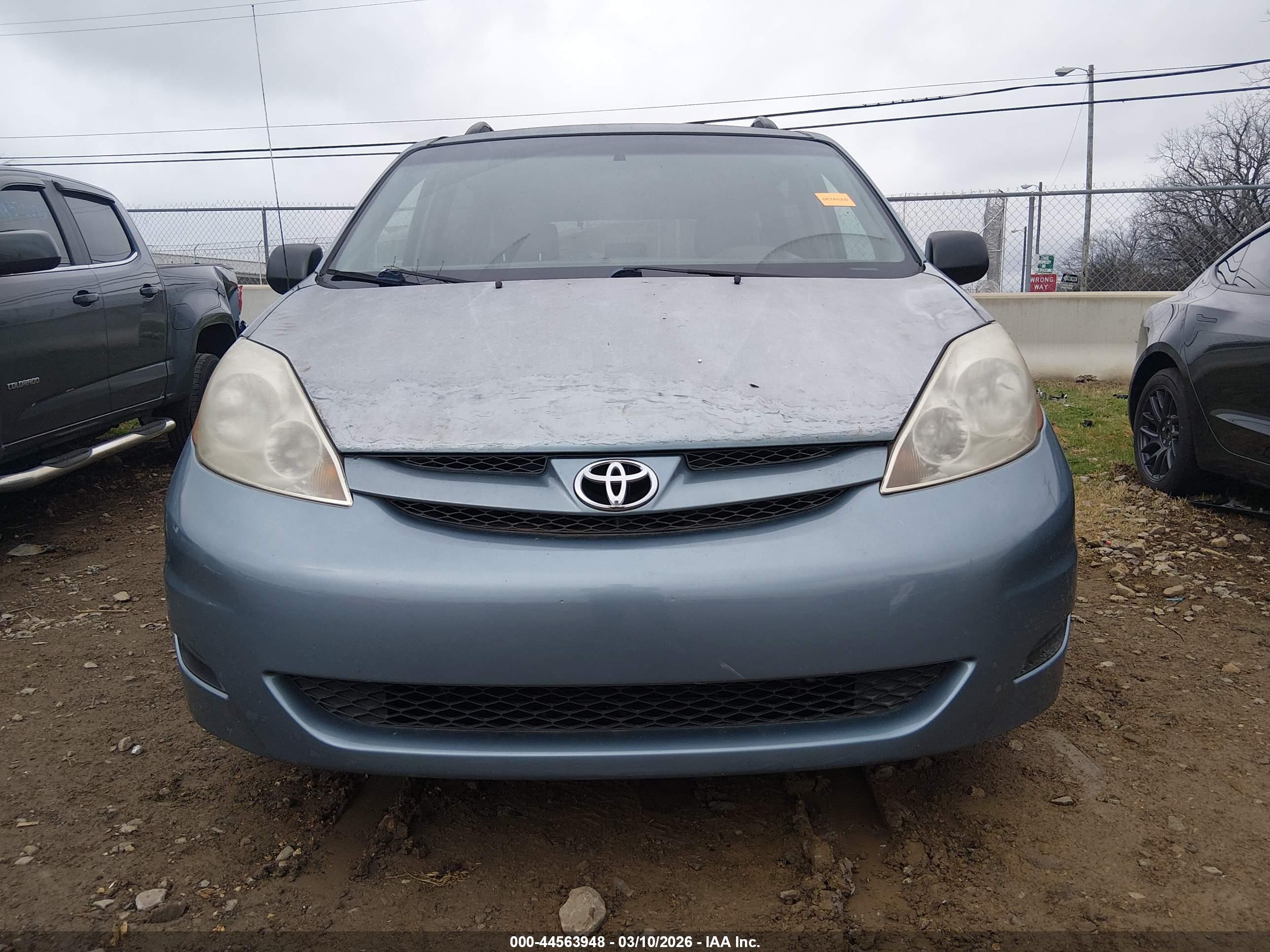 TOYOTA SIENNA image 6