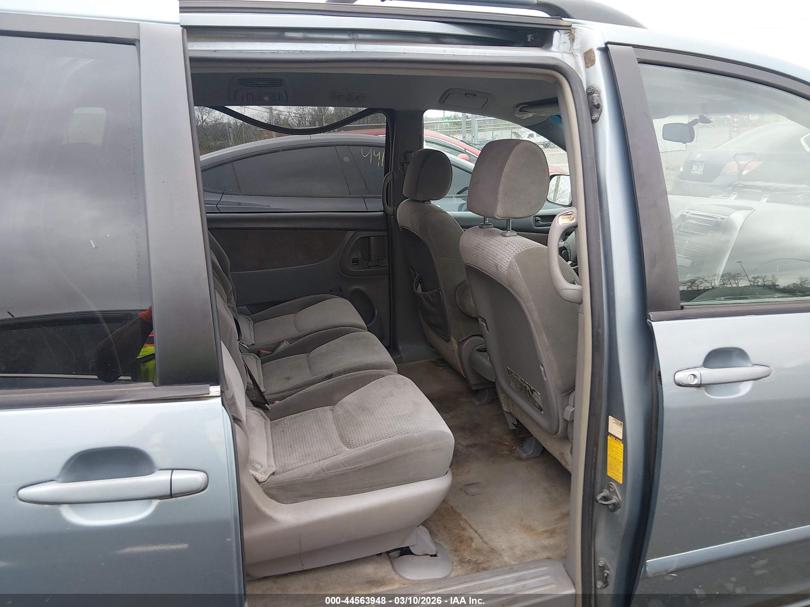 TOYOTA SIENNA image 8