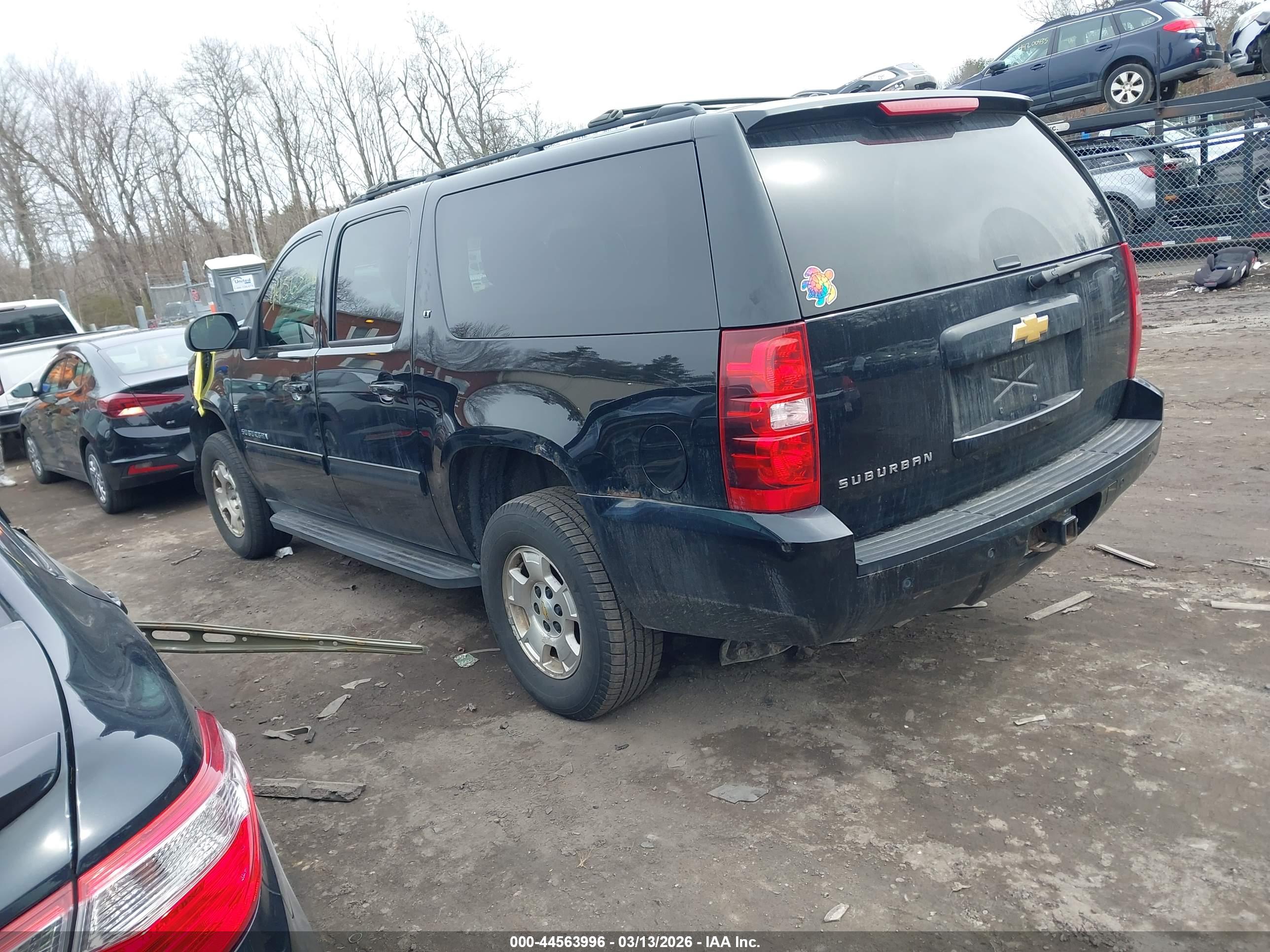 CHEVROLET SUBURBAN image 3