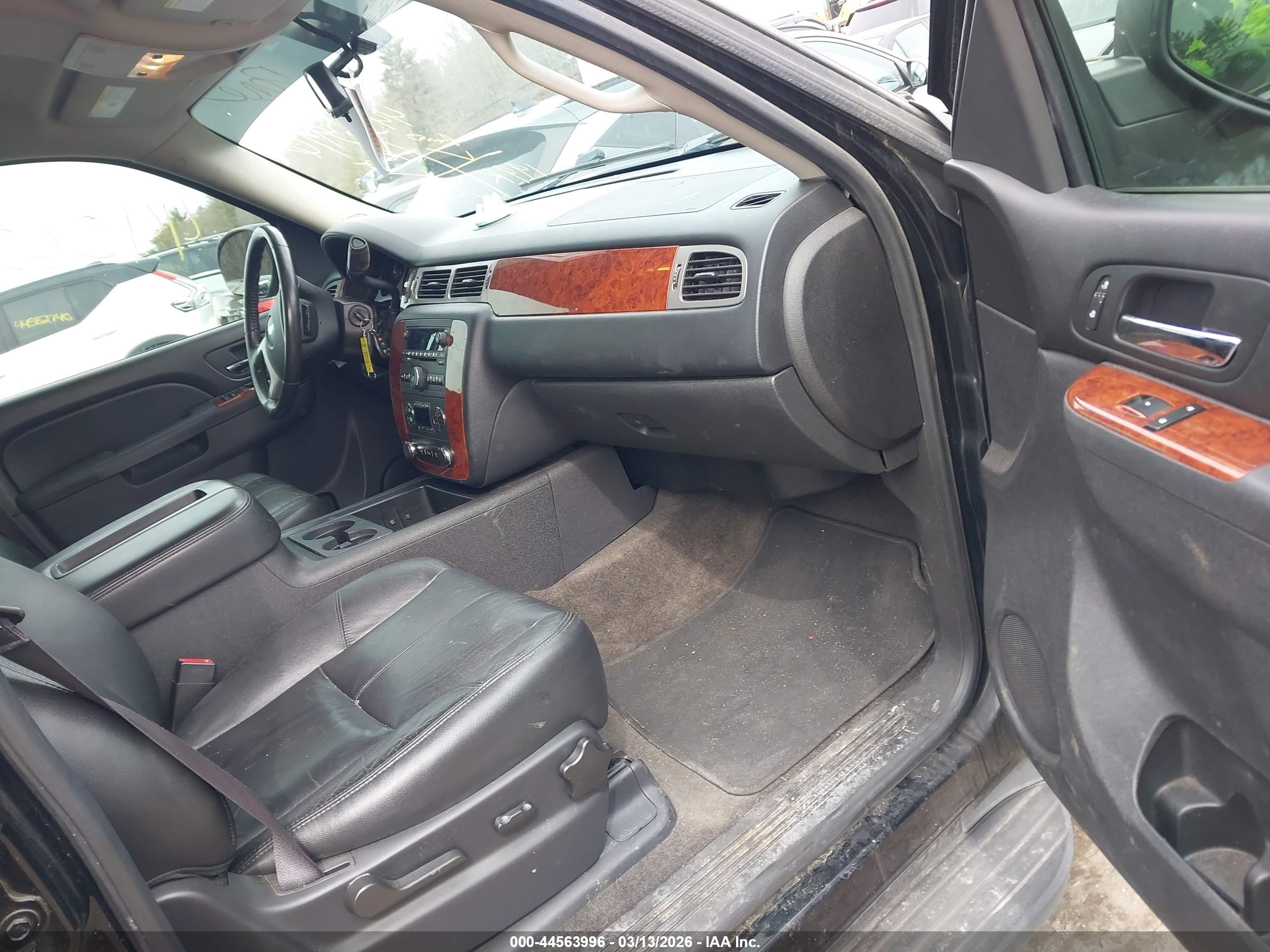CHEVROLET SUBURBAN image 5