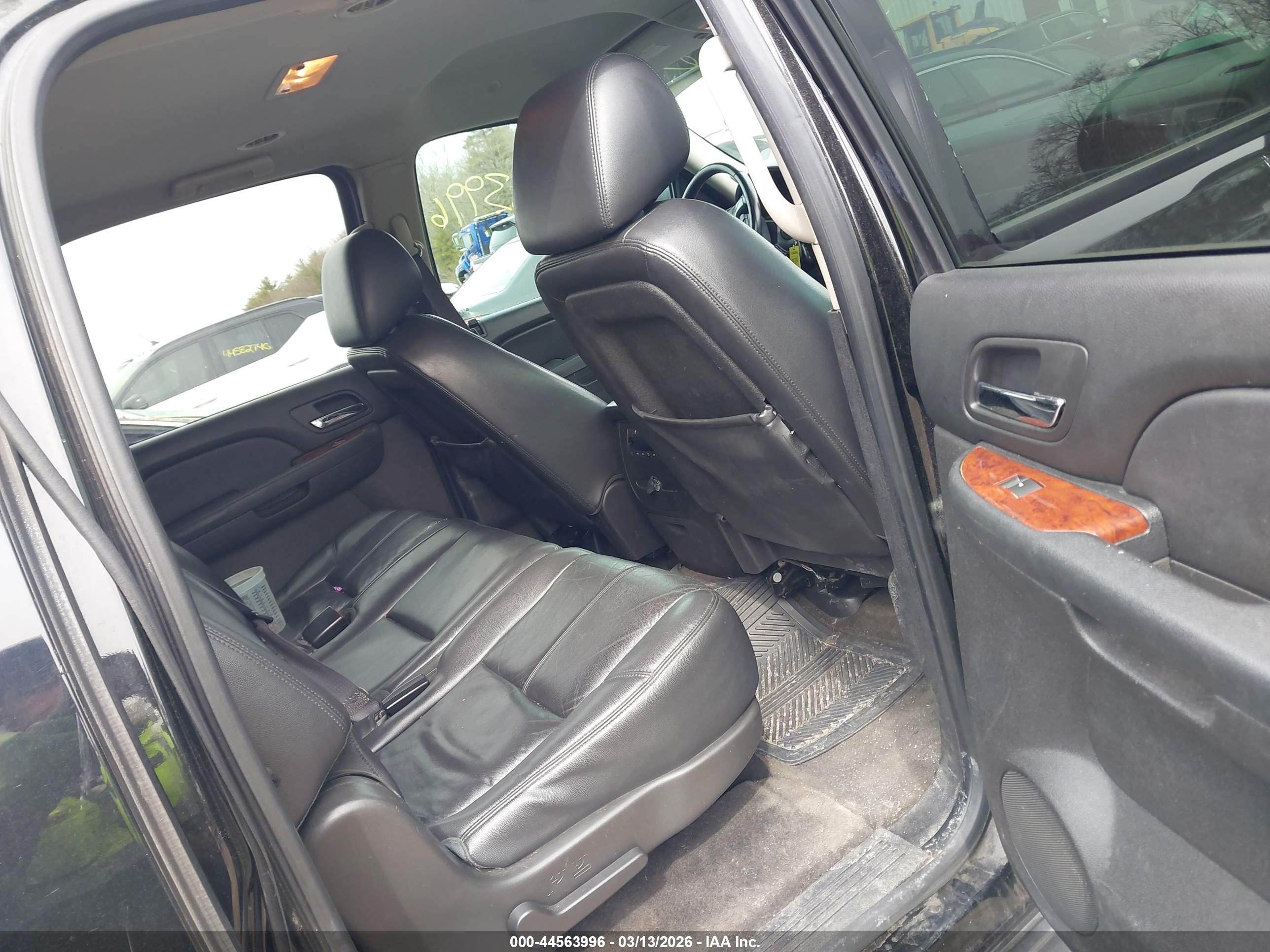 CHEVROLET SUBURBAN image 8